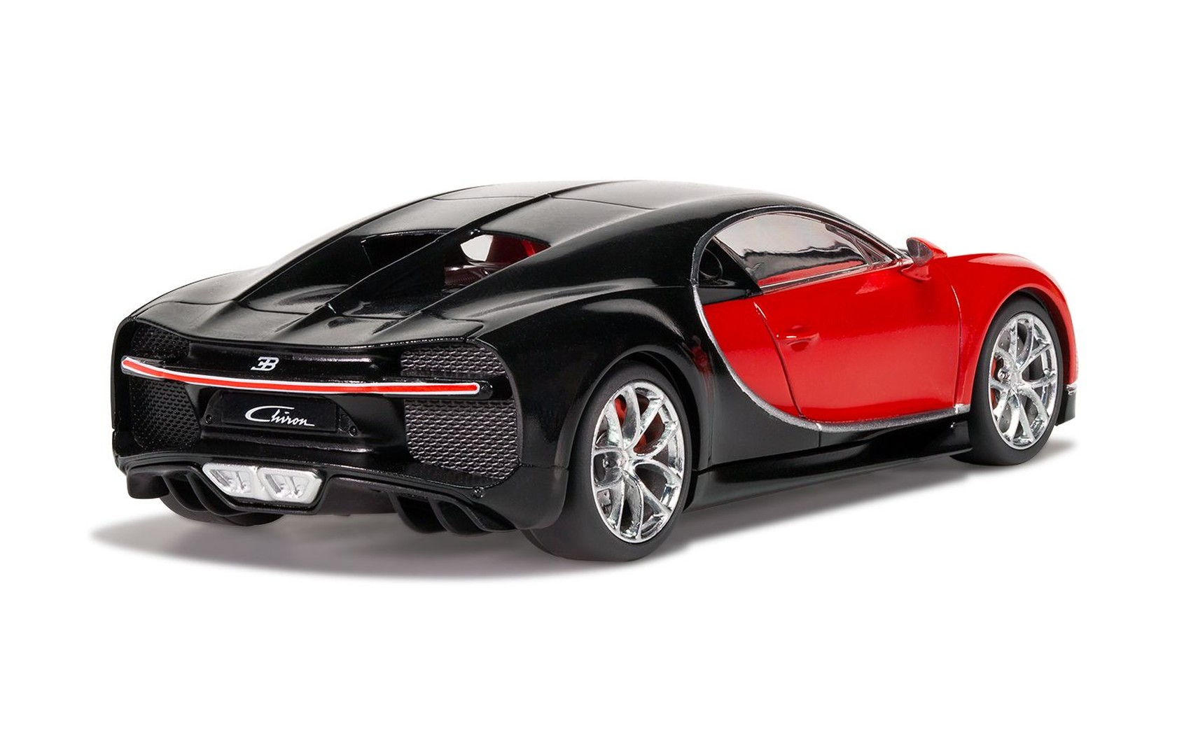 Czarno-czerwony samochód zabawka Bugatti Chiron z srebrnymi felgami.