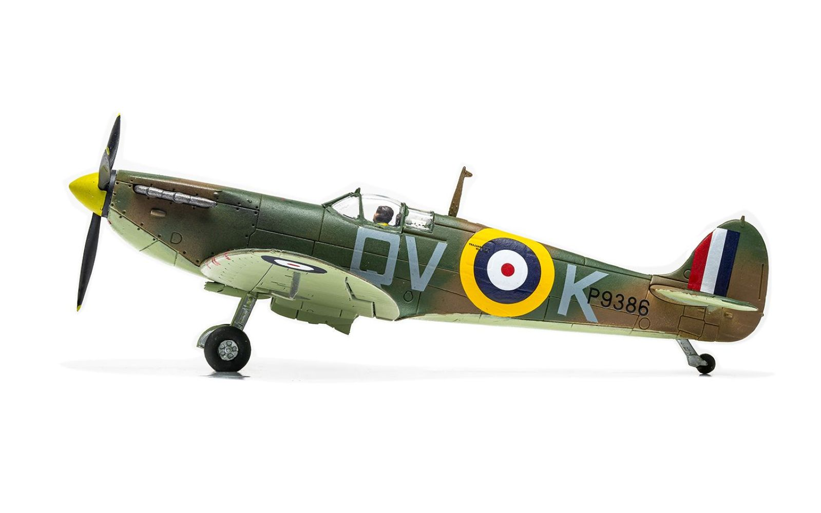 Zielony i brązowy model Spitfire z żółtym nosem, na białym tle.