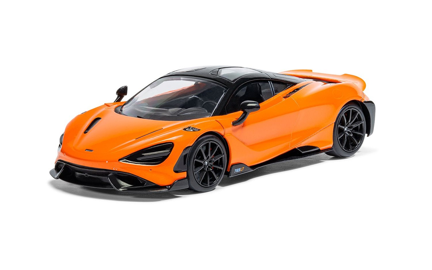 Pomarańczowy McLaren 765LT z czarnym dachem i czarnymi kołami, ujęcie studyjne.
