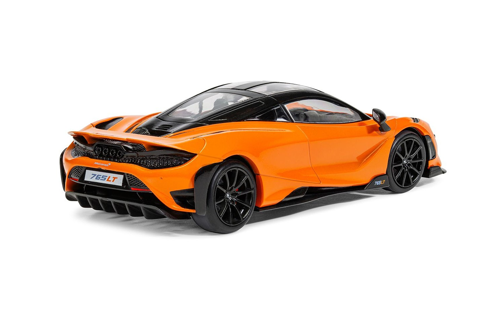 Pomarańczowy McLaren 765LT z czarnym dachem i czarnymi felgami.