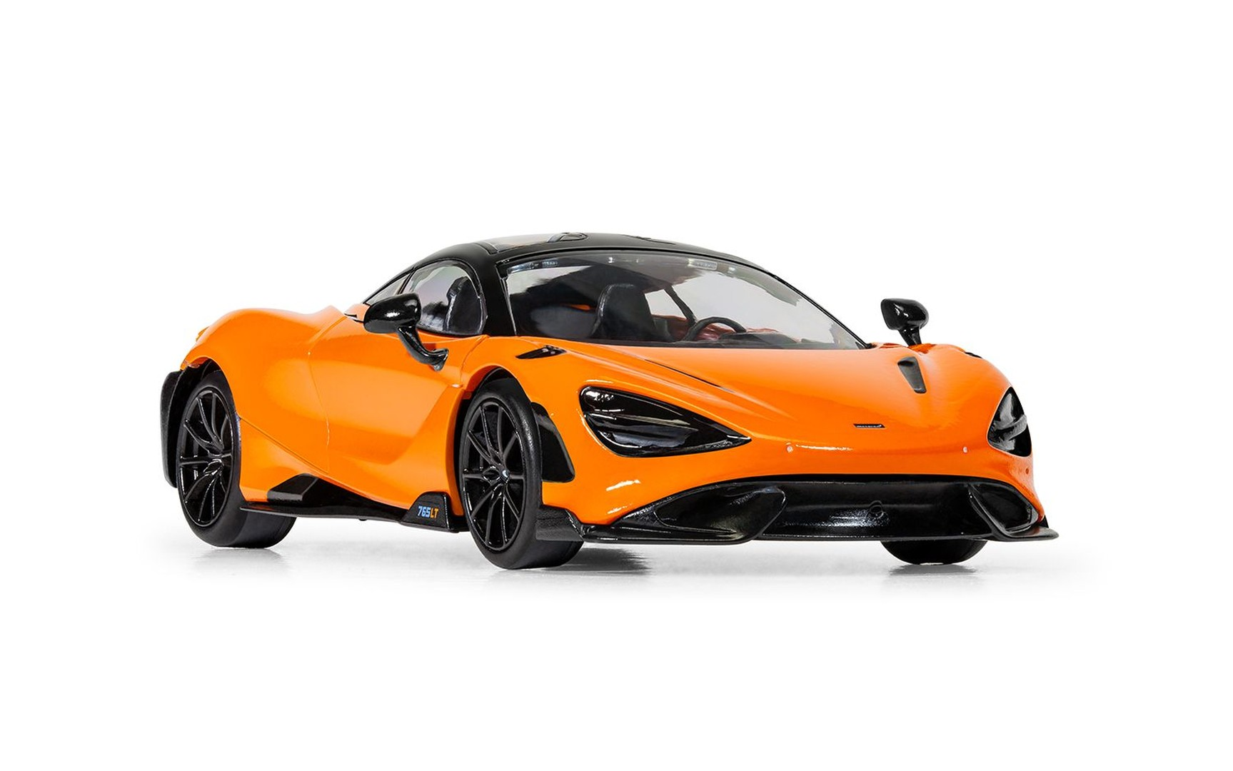 Jasnopomarańczowy McLaren 765LT z czarnym dachem, na białym tle.