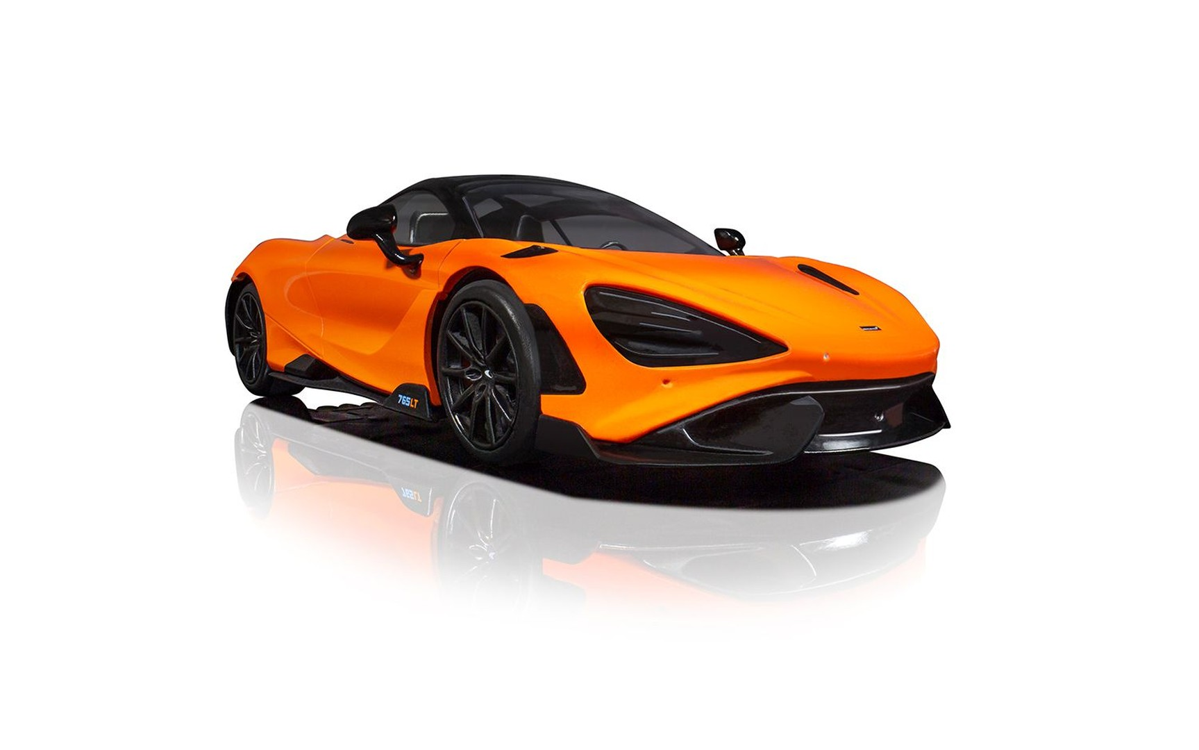 Pomarańczowy McLaren 765LT z czarnym dachem i czarnymi kołami stoi na białej powierzchni.