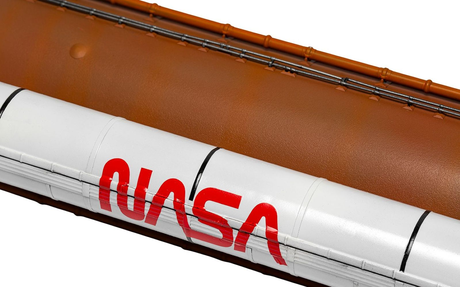 Część statku kosmicznego z logo NASA na czerwono na białym.