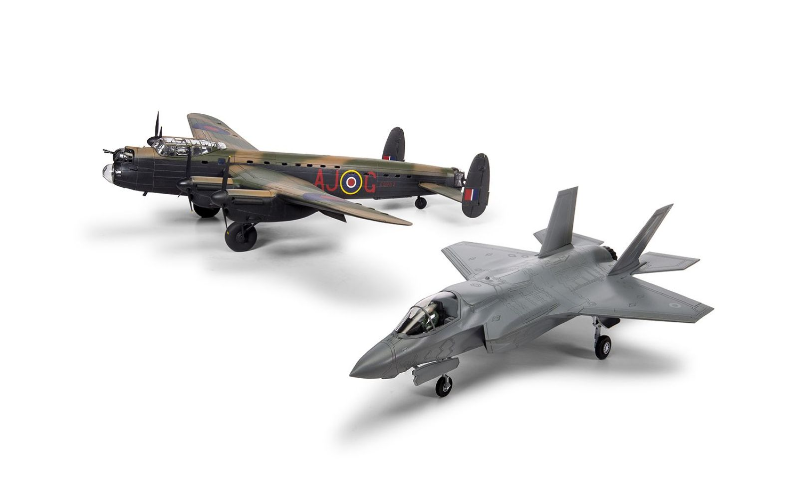 Model bombowca Lancaster i szary myśliwiec F-35 są wystawione na białym tle.