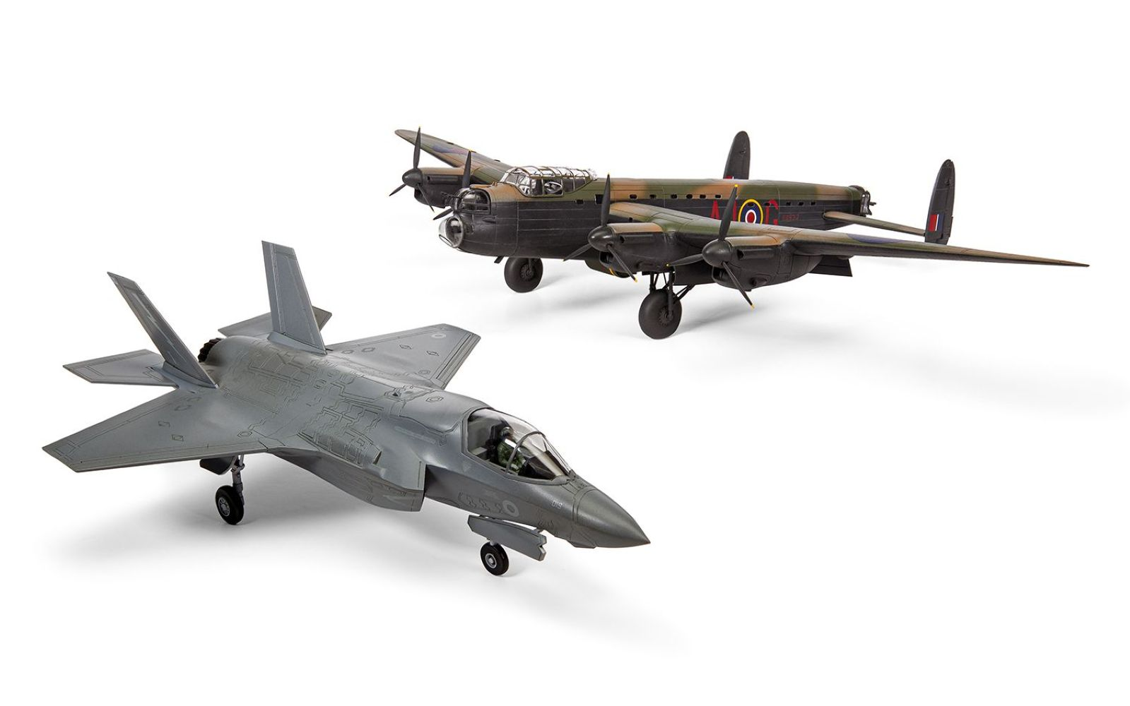Szary myśliwiec F-35 i zielono-brązowy bombowiec na białym tle.
