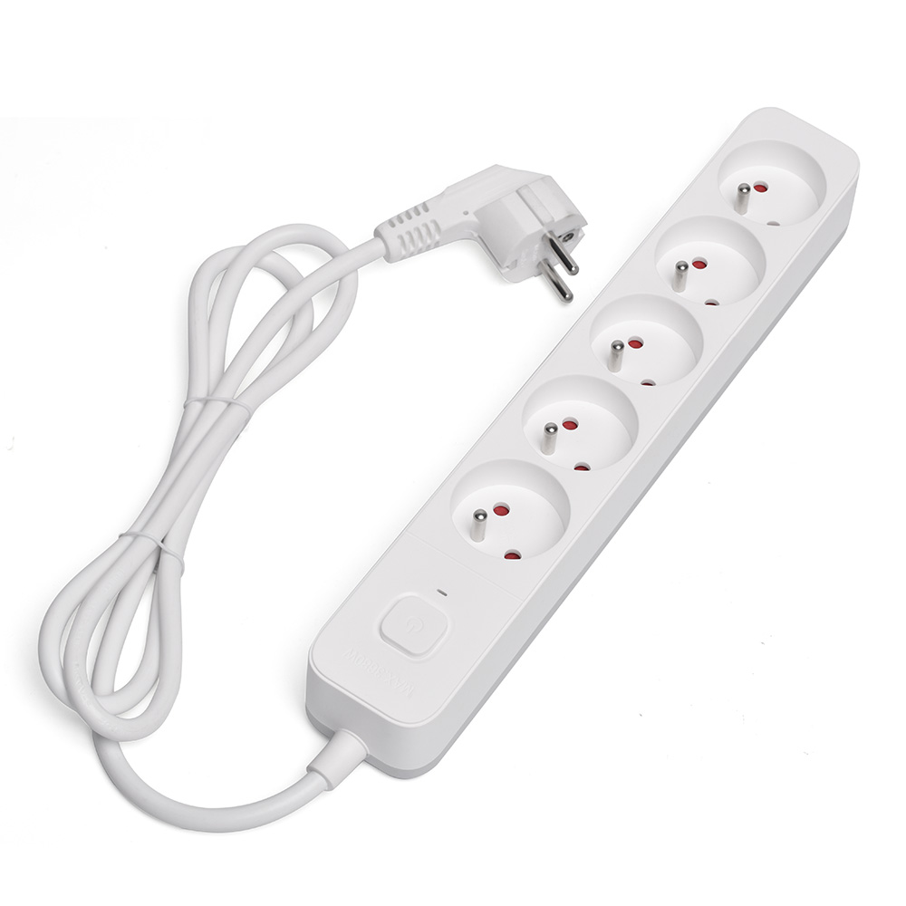 Biay kabel zasilajcy z wtyczk i biaa listwa zasilajca z czterema gniazdami.