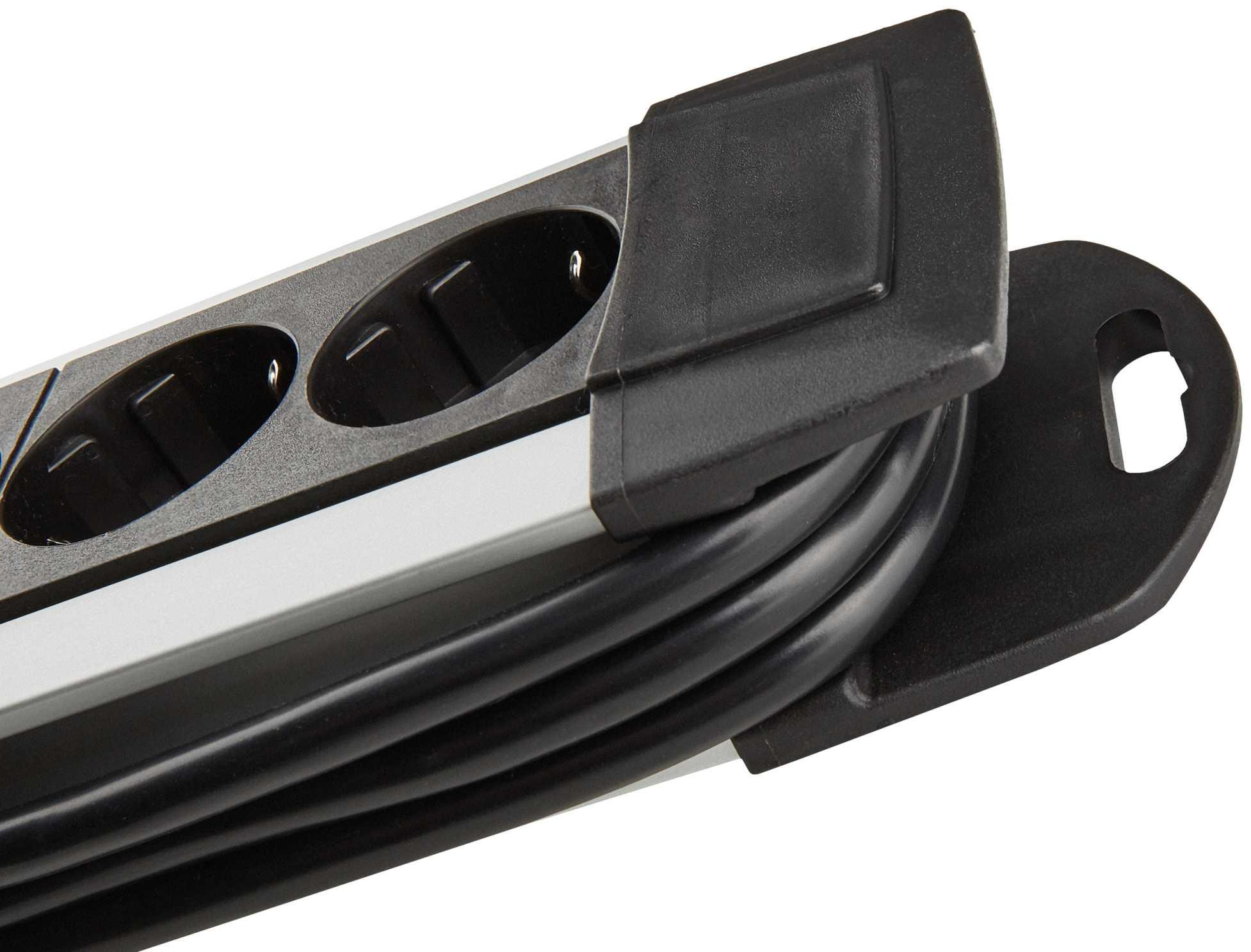 Schwarzes Kabel aufgerollt auf einer silbernen Steckdosenleiste mit schwarzen Steckdosen.