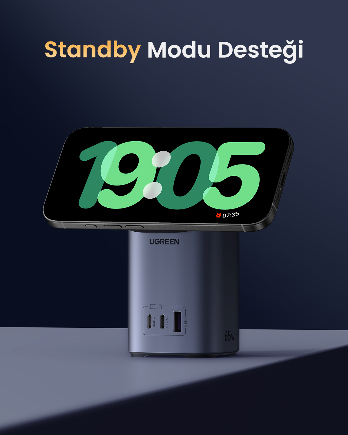 Uno smartphone con display 19:05 è su un caricatore grigio con porte USB.
