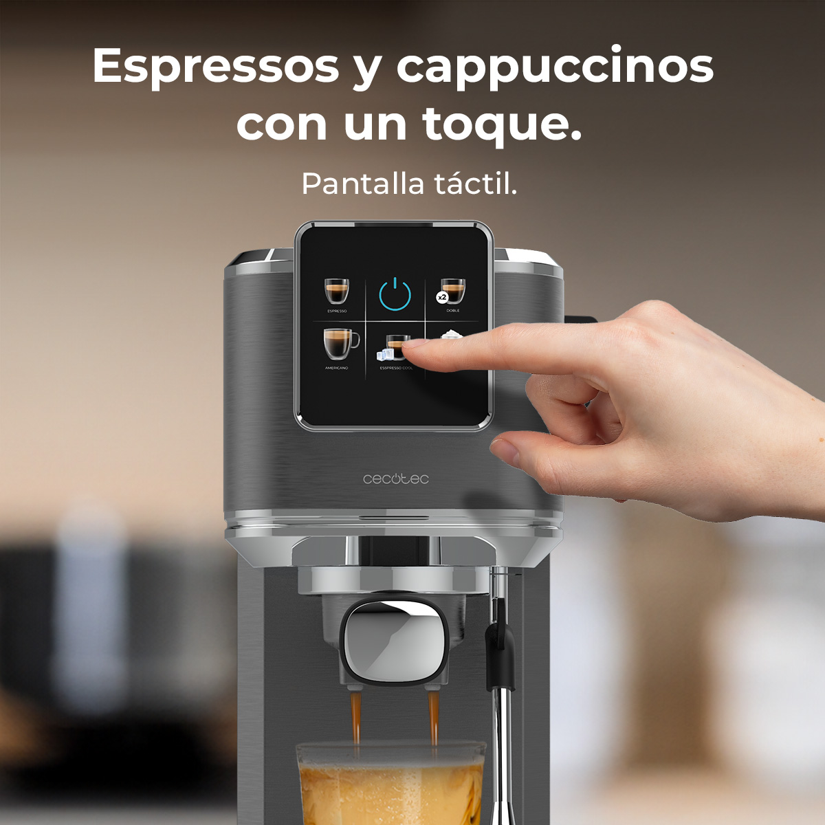 Eine Hand tippt auf den Touchscreen einer Kaffeemaschine, die Espresso zubereitet.