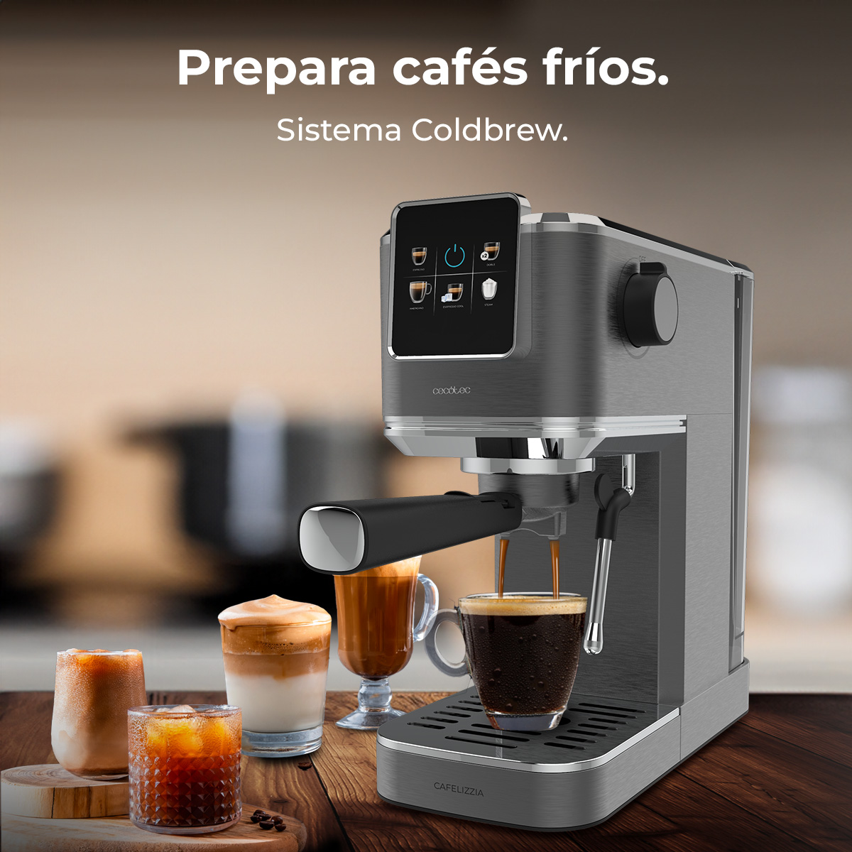 Eine dunkle Kaffeemaschine mit Touchscreen und daneben mehrere Kaffeegläser.