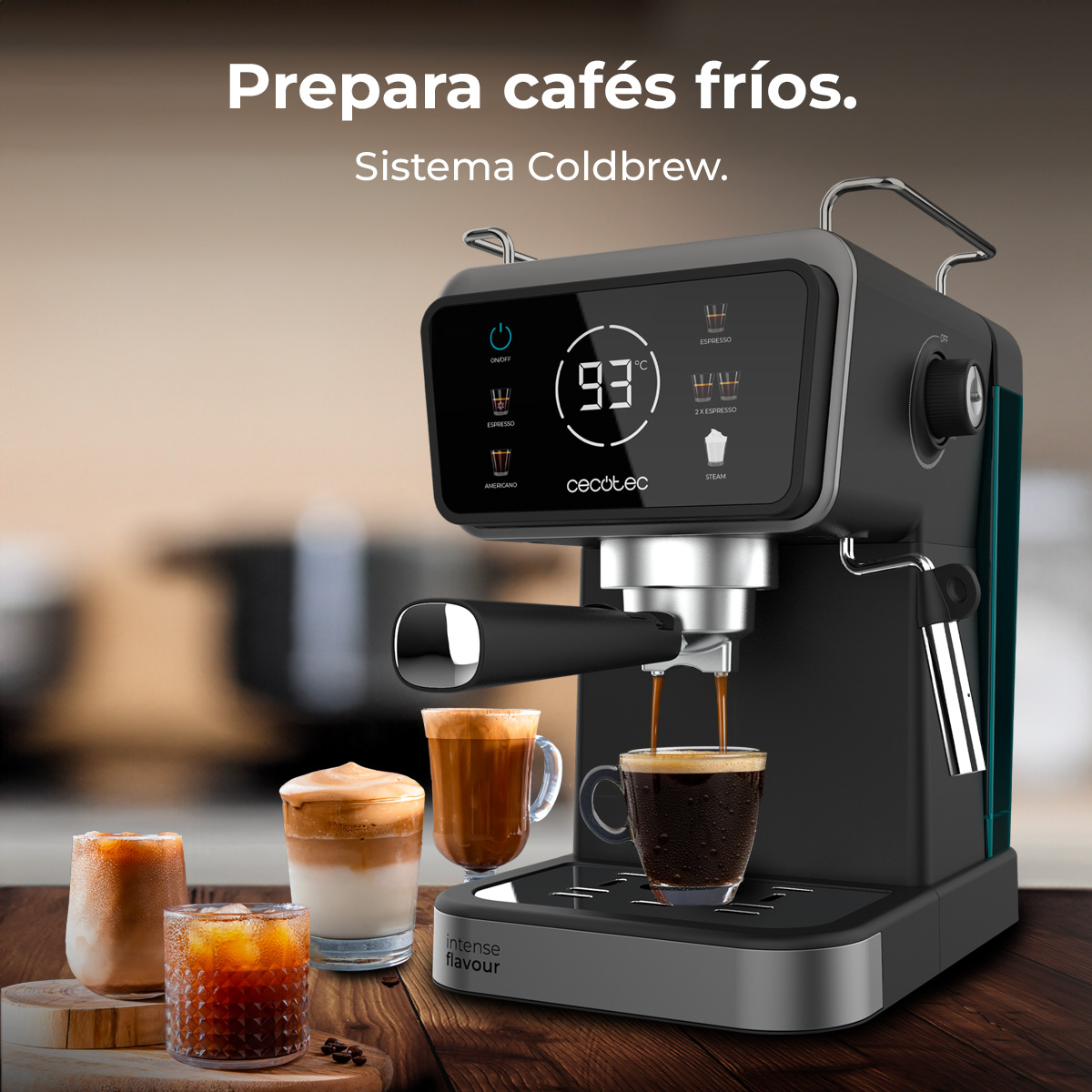 Eine schwarze Espressomaschine brüht Kaffee in eine Glastasse. Drei andere Kaffegetränke stehen auf dem Tisch.
