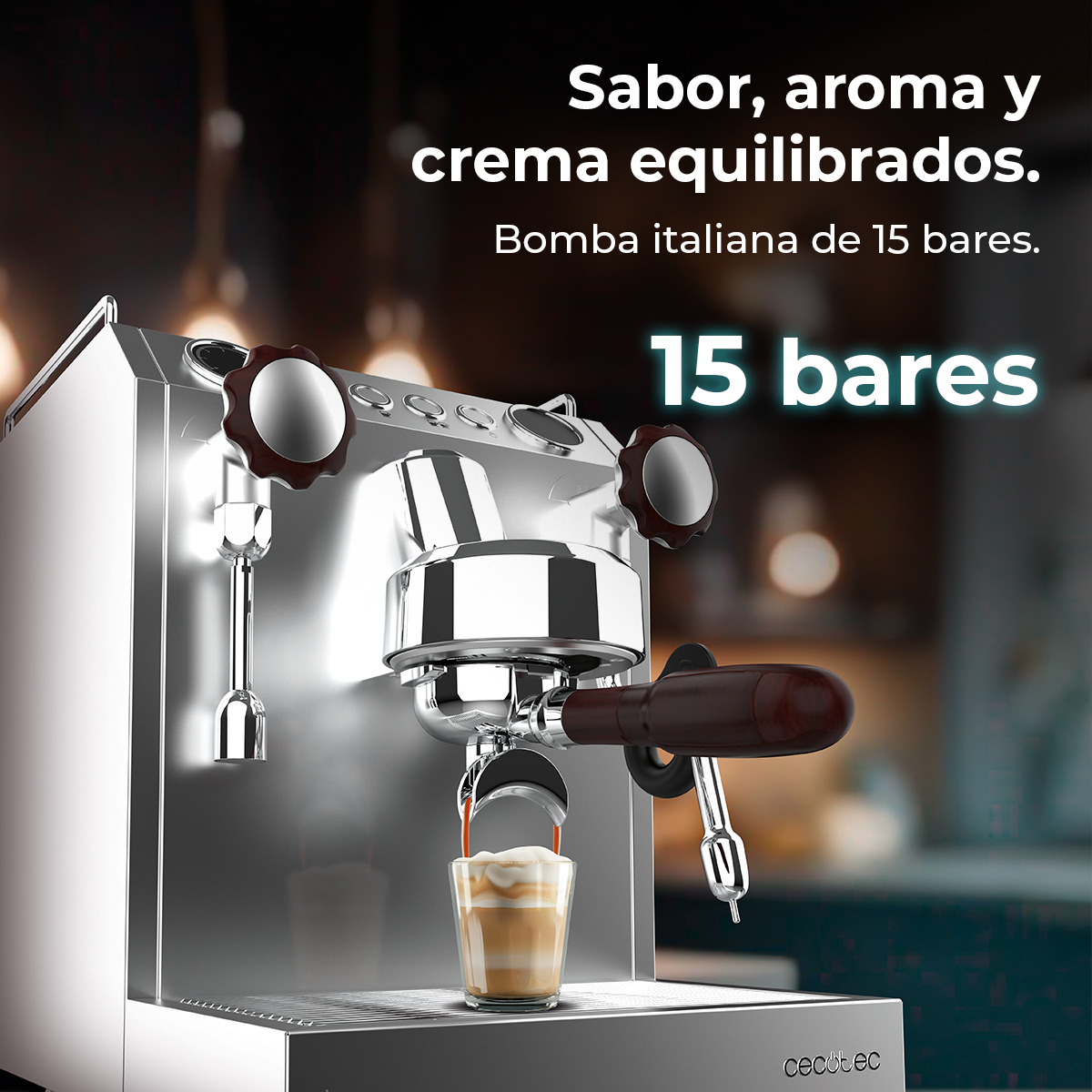 Eine silberne Espressomaschine brüht Kaffee in ein Glas mit cremigem Schaum.