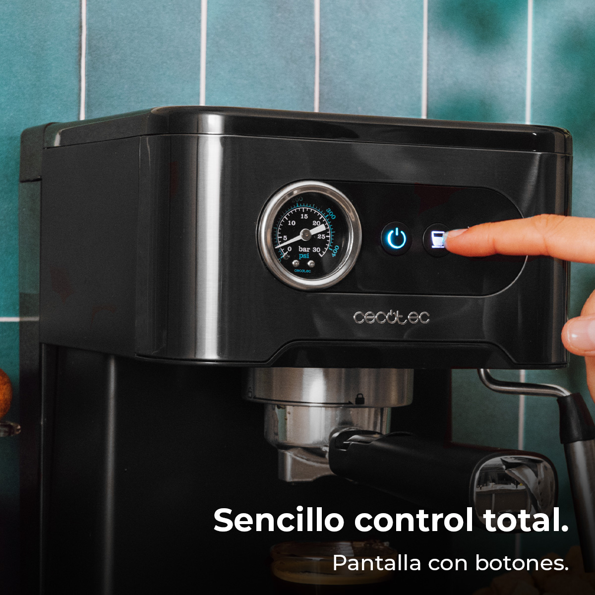 Schwarze Kaffeemaschine mit Manometer und Touch-Bedienfeld. Finger drückt Taste.