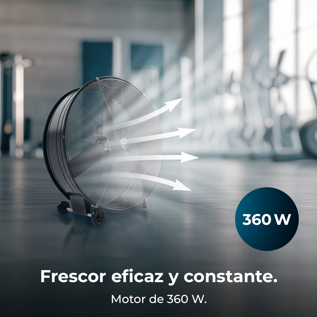Un grande ventilatore nero con ruote in una palestra, che emette aria.