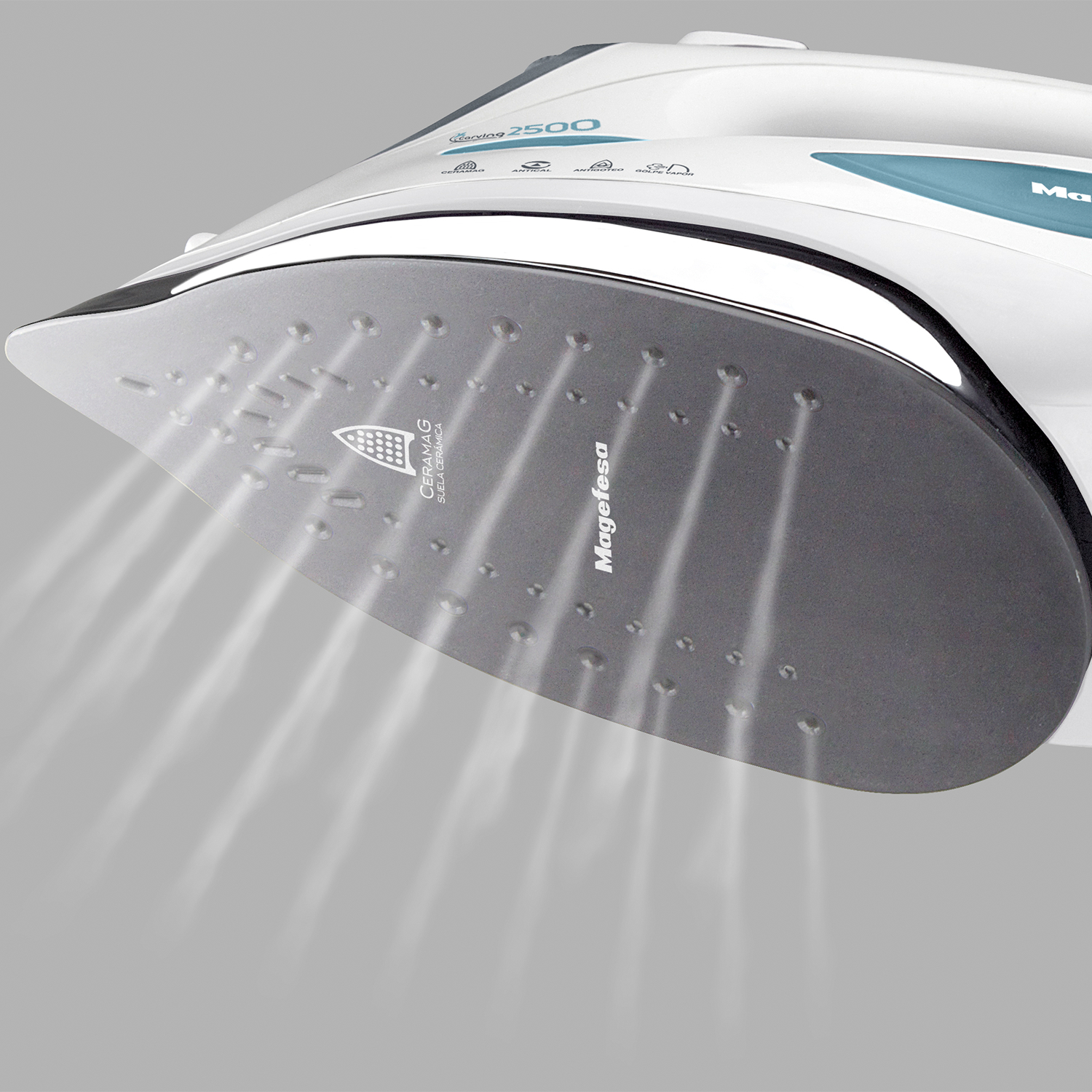 Una suela de plancha de vapor blanca con pequeños orificios que emiten vapor.