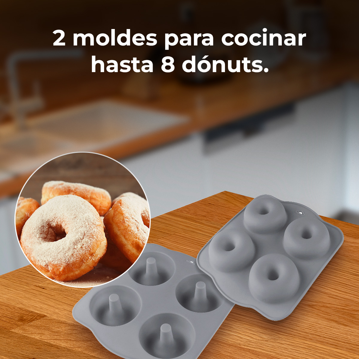 Graue Donut-Backformen auf einem Holztisch mit fertigen Donuts.