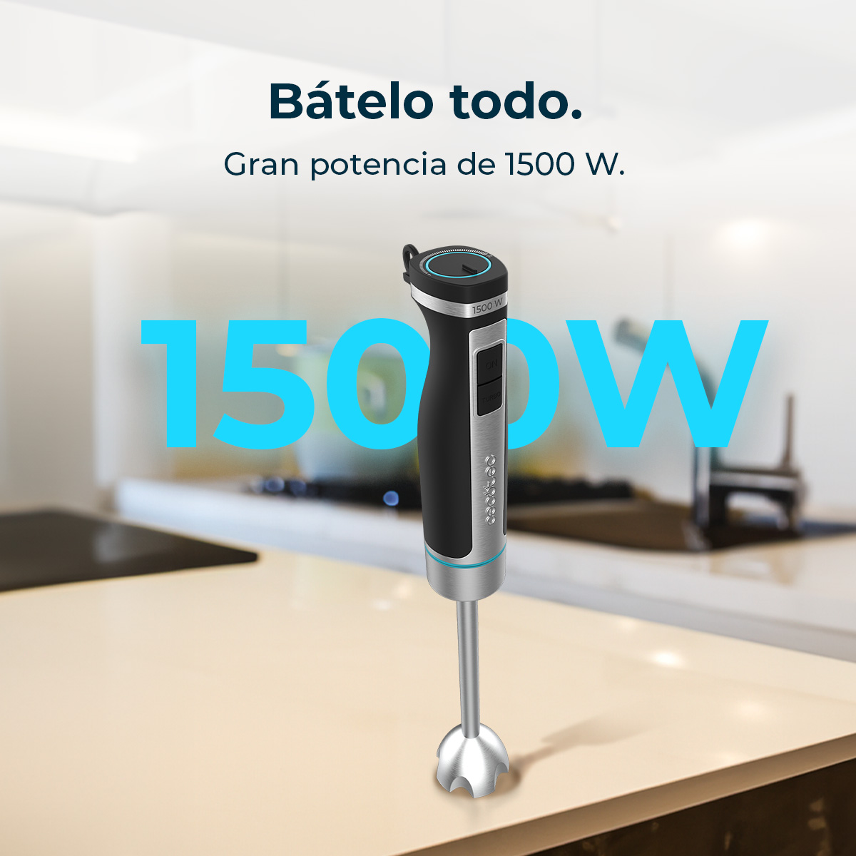 Czarny i srebrny blender ręczny o mocy 1500W stoi na blacie.