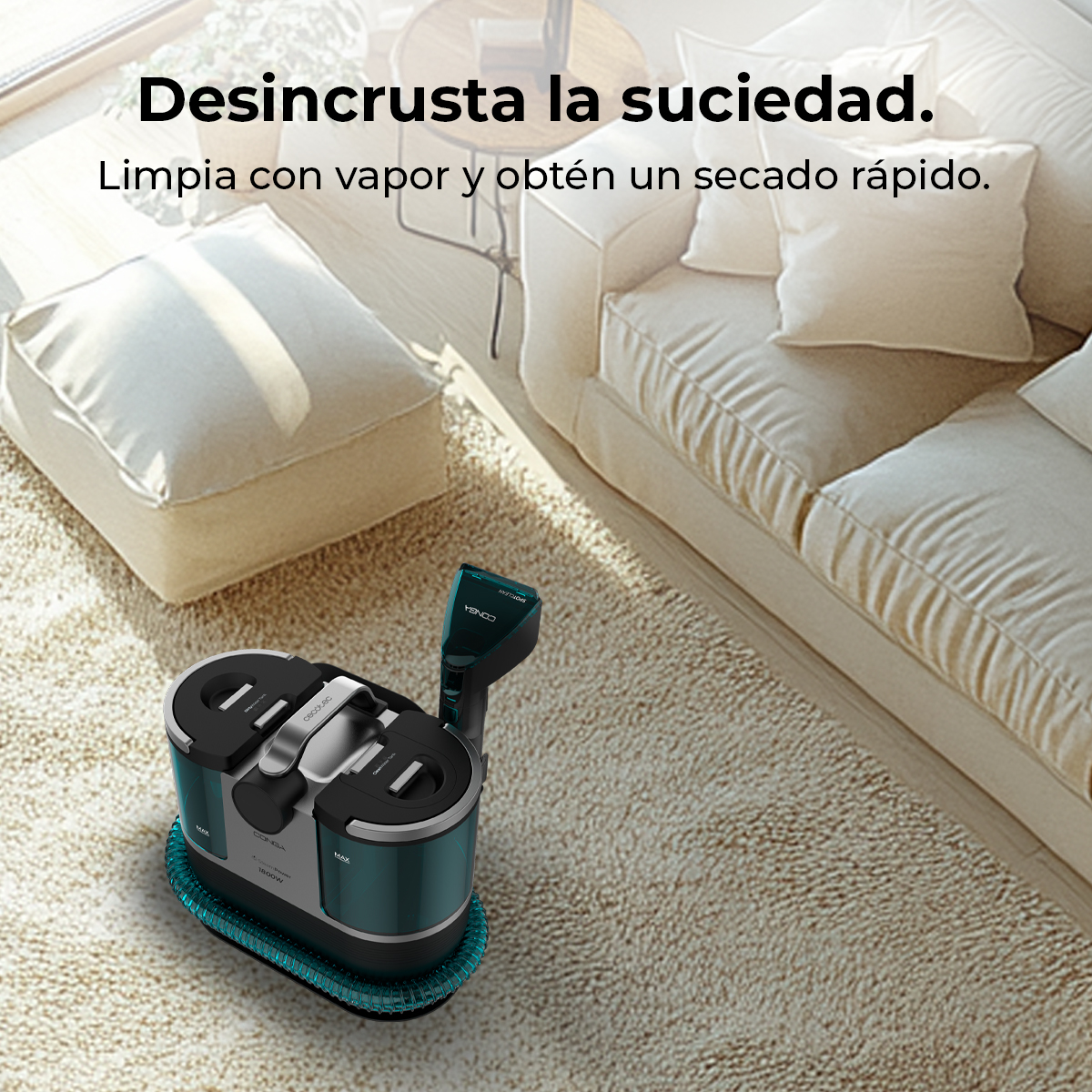 Una limpiadora a vapor turquesa sobre alfombra beige junto a un sofá.