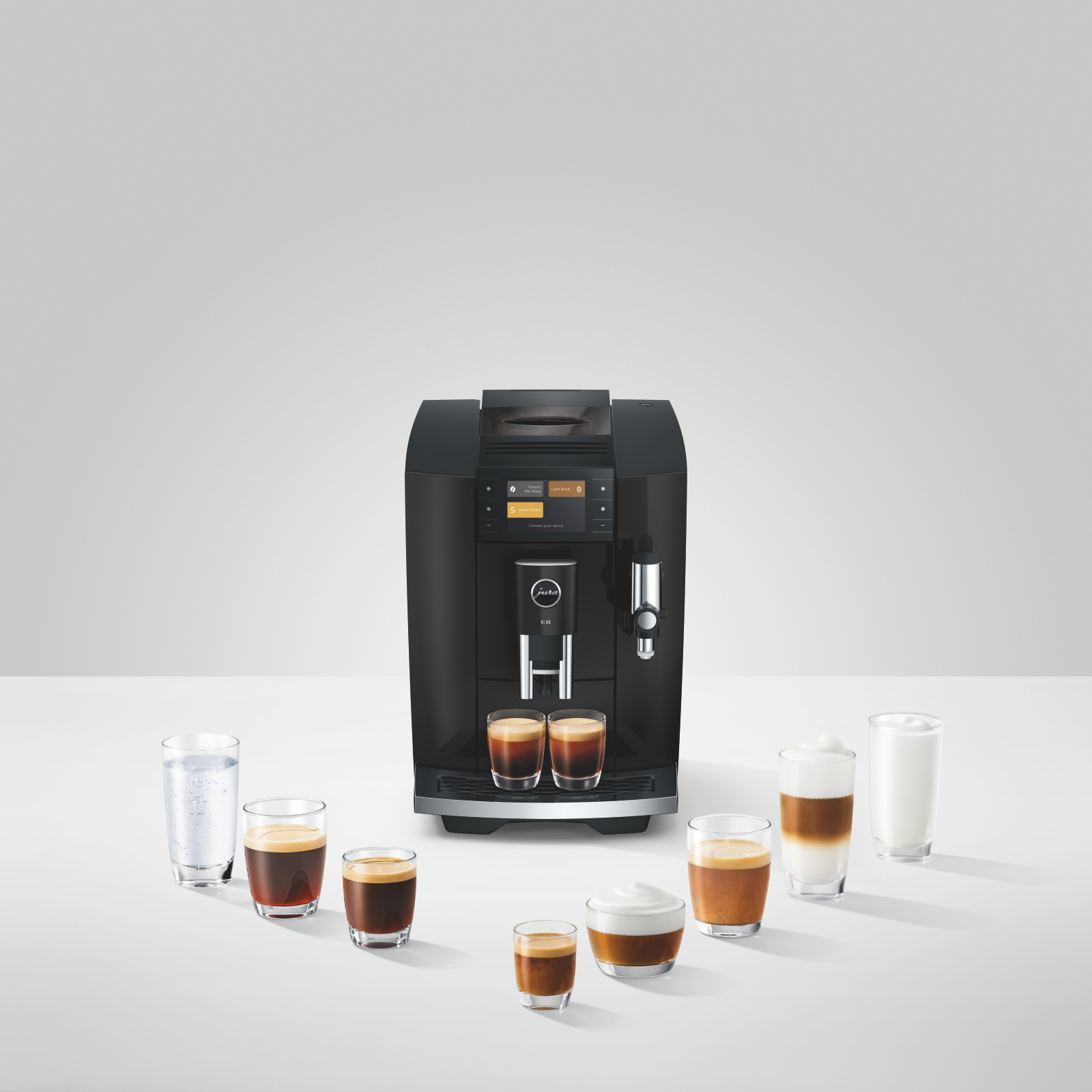 Macchina da caffè nera con varie bevande al caffè e acqua.