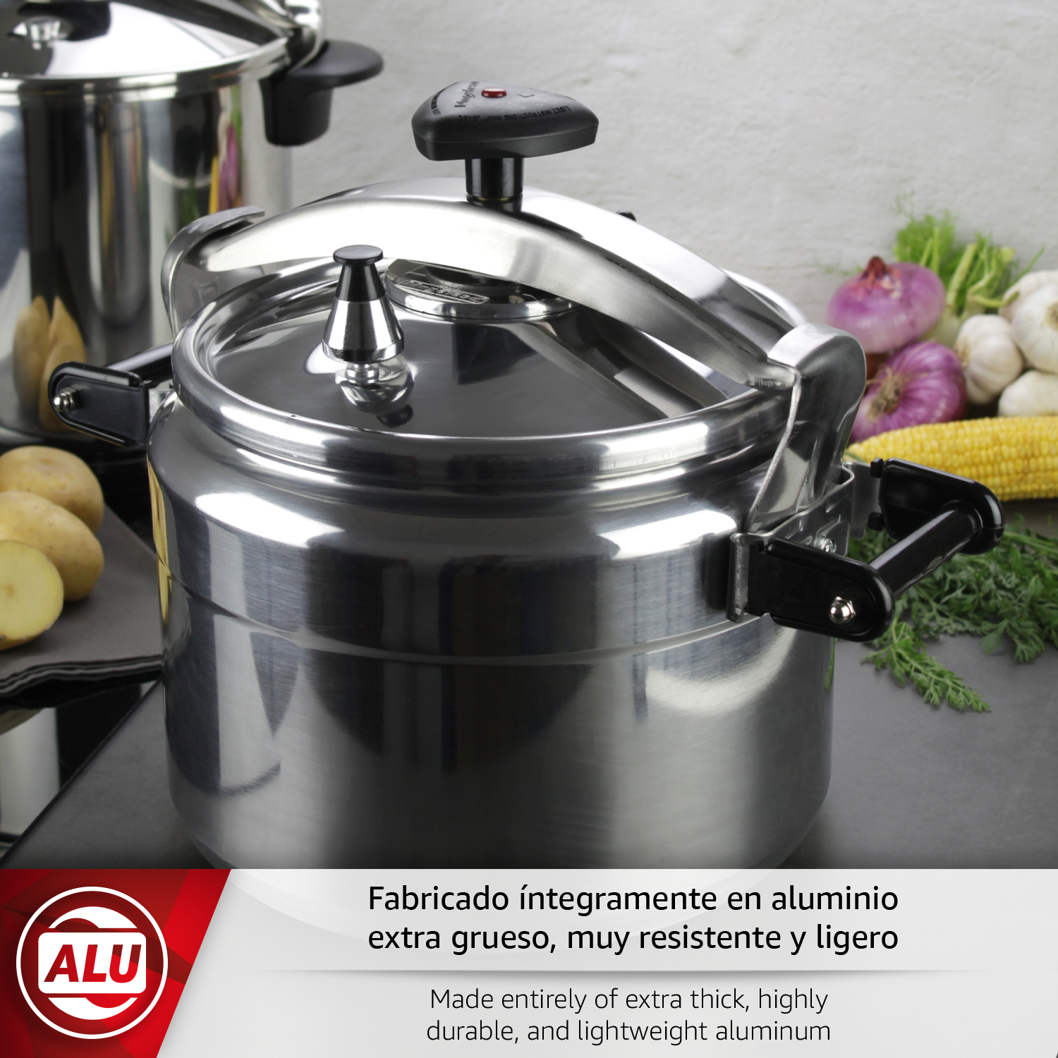 Dos ollas a presión de aluminio pulido con verduras al fondo.