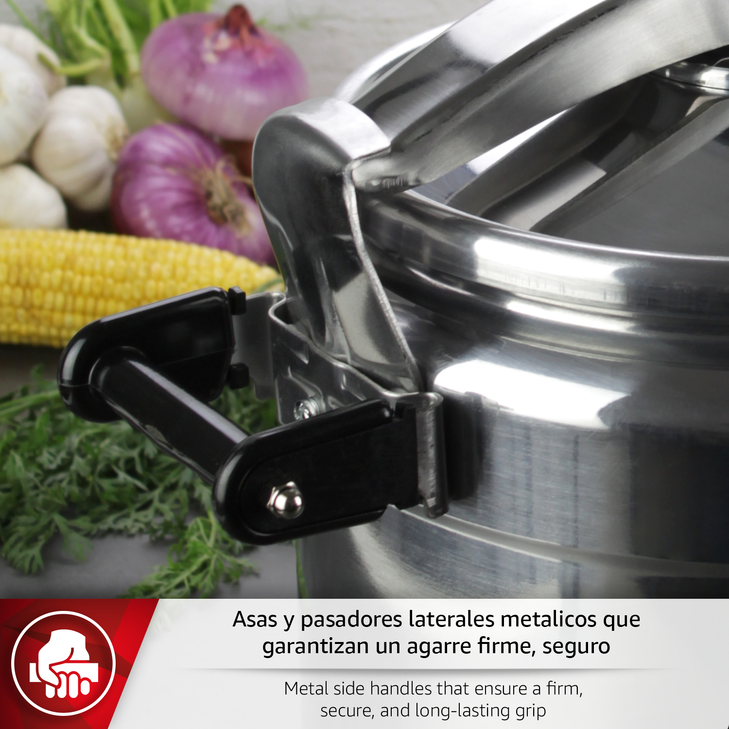 Olla de metal con asa negra y verduras detrás.
