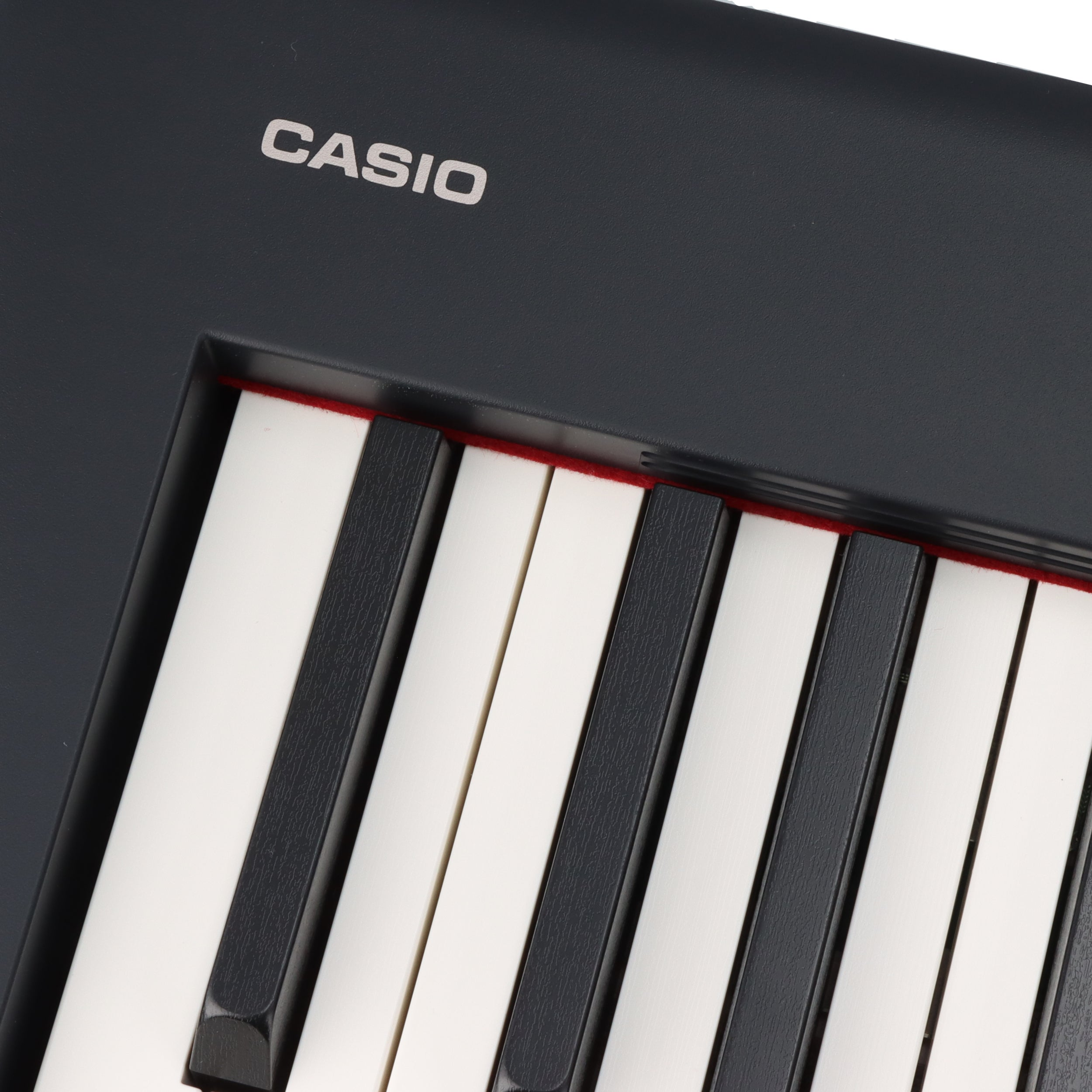 Naheaufnahme einer schwarzen Tastatur mit weißen und schwarzen Tasten.