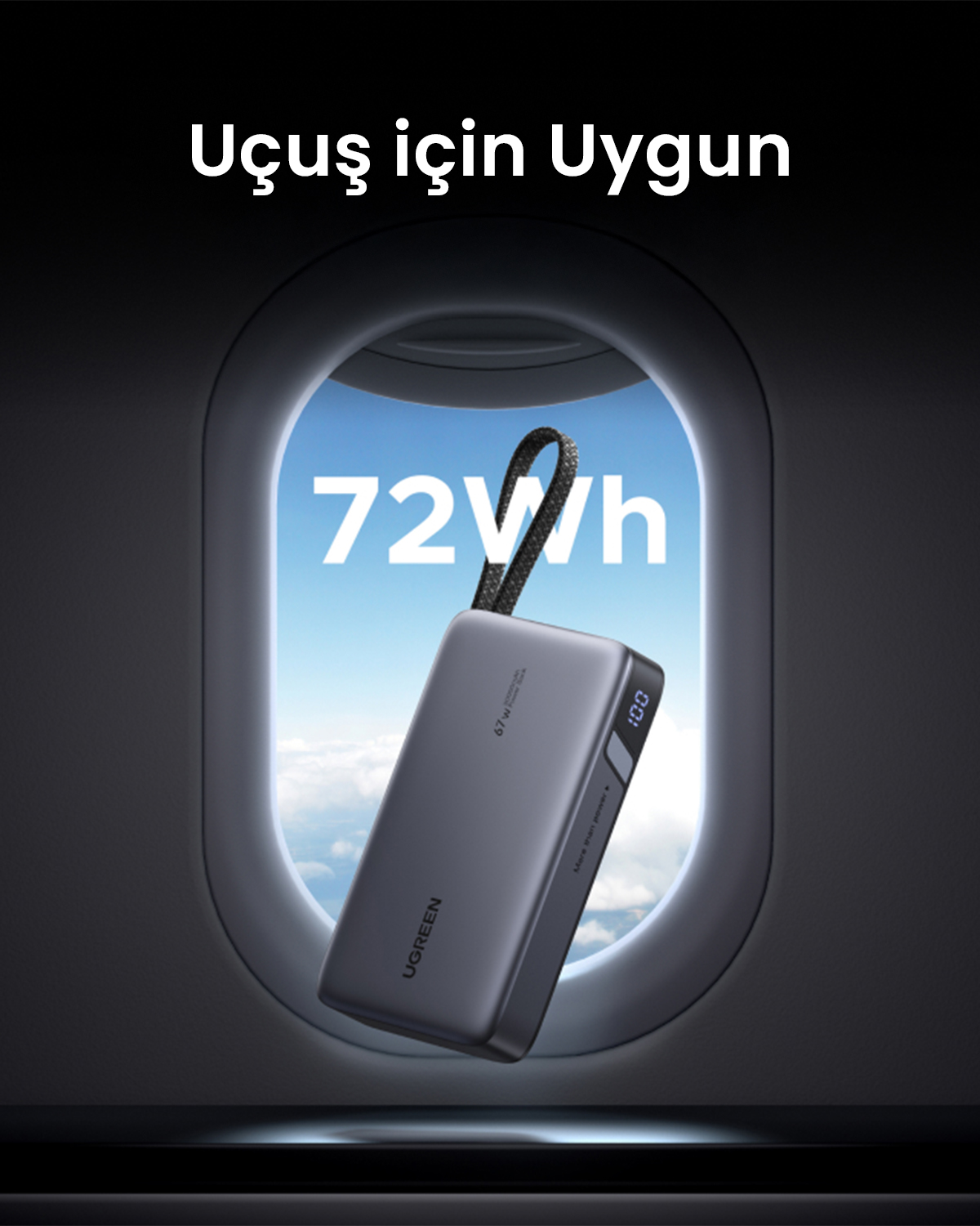 Szary powerbank 72Wh w oknie samolotu z chmurami.