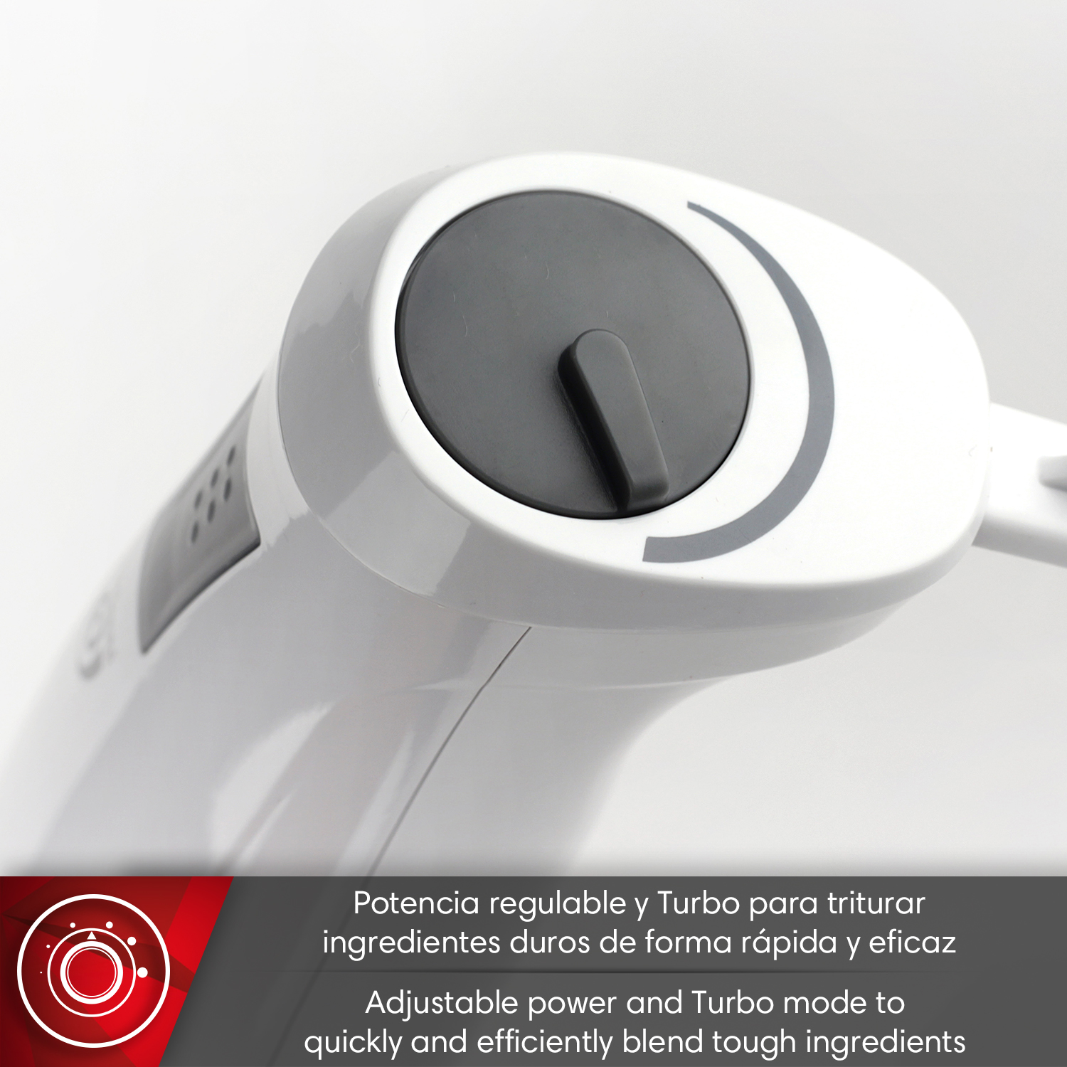 Primer plano de una batidora de mano blanca con dial negro y botón turbo.