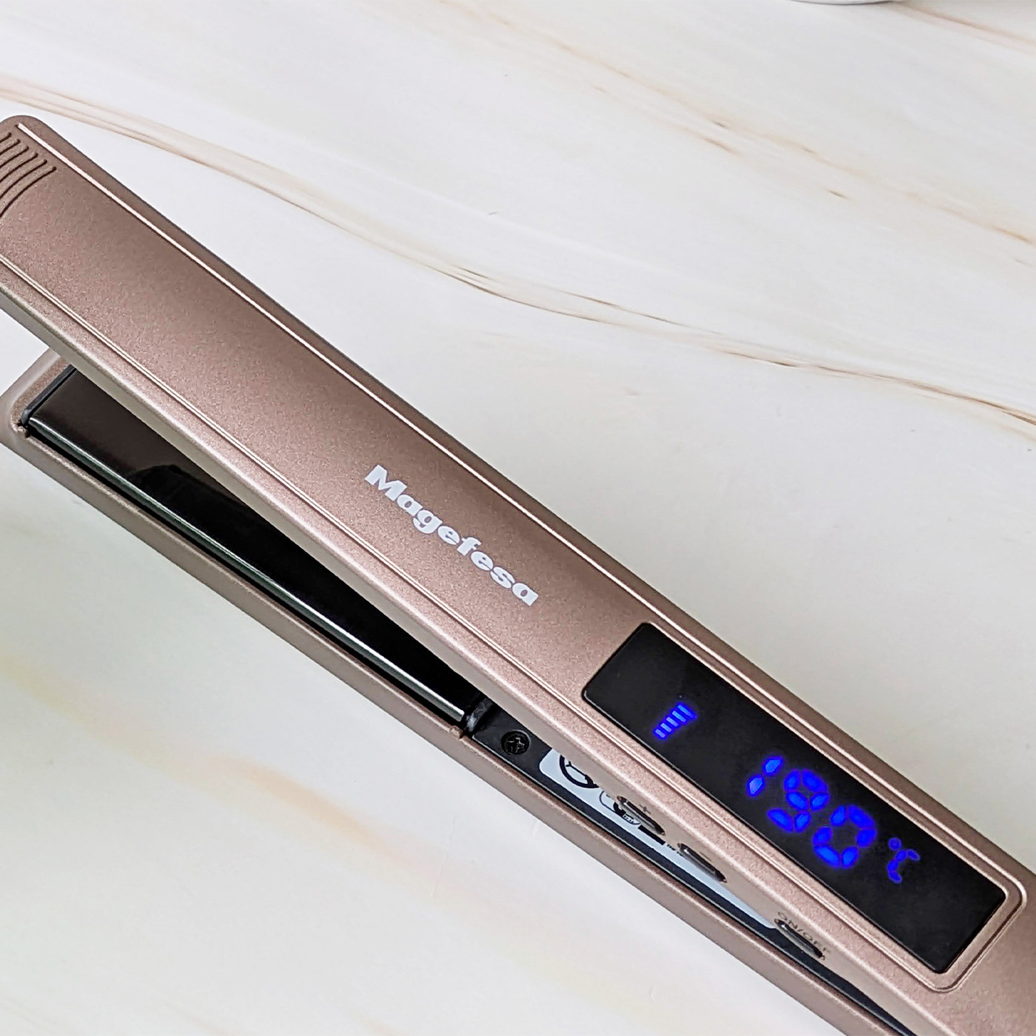 Una plancha de pelo color oro rosa con pantalla digital que muestra 190 grados Celsius.