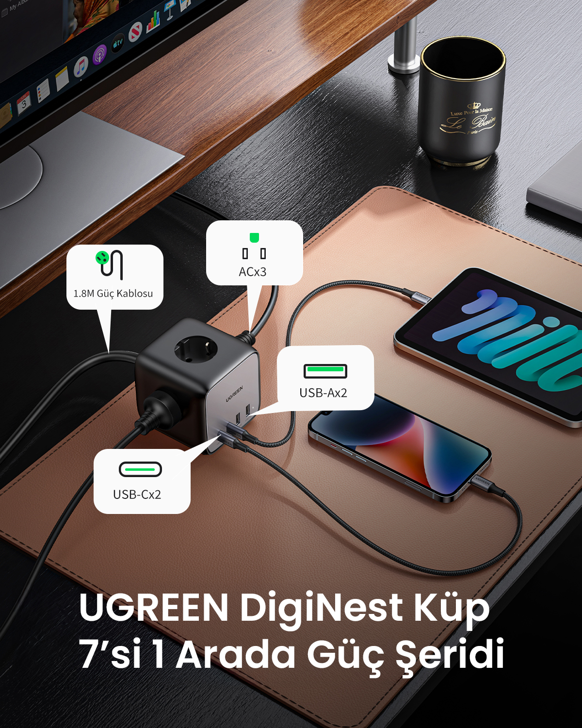 Una ciabatta cubica UGREEN nera con 3 porte USB e 3 prese AC.