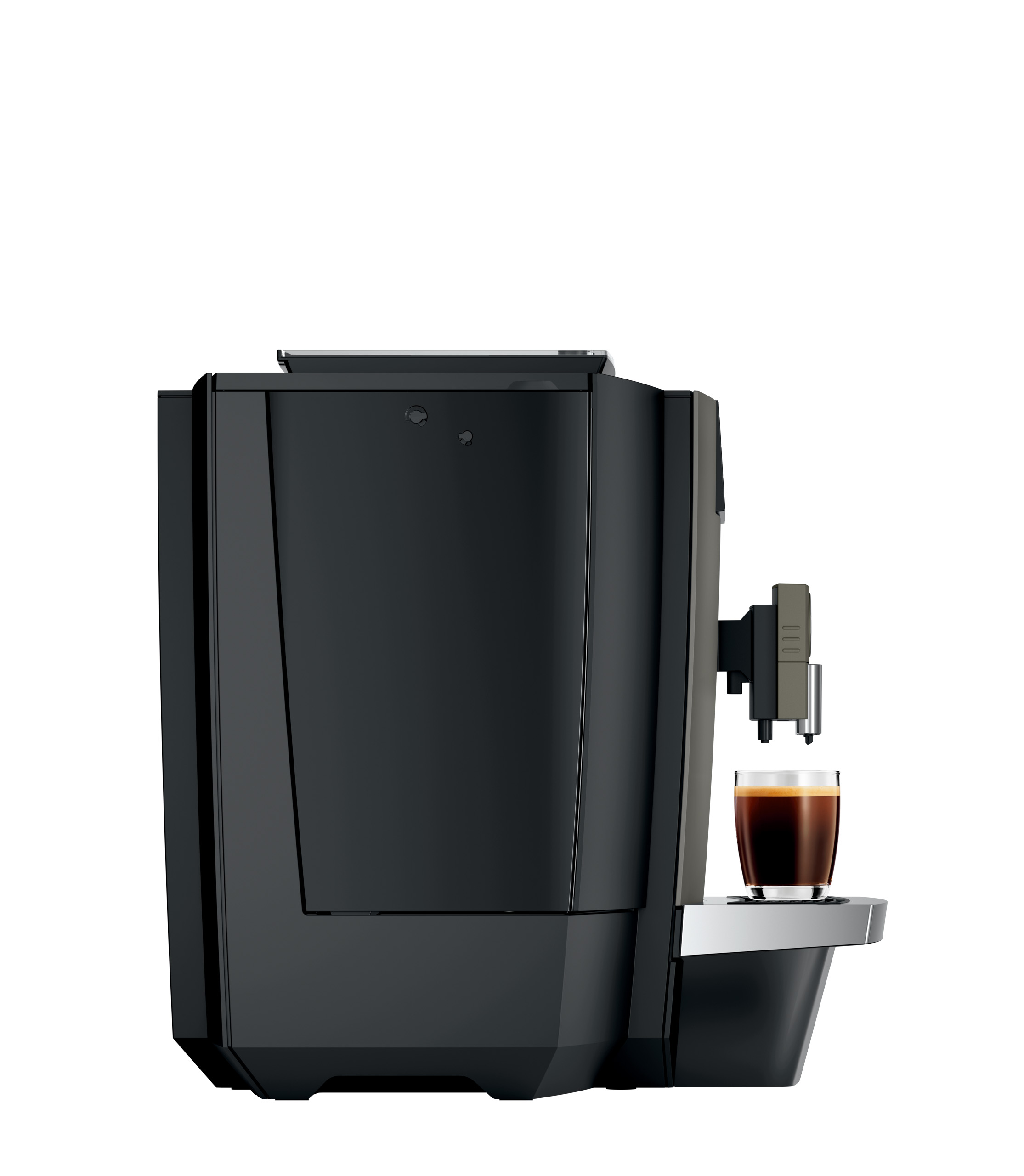 Una macchina da caffè nera con un bicchiere di espresso accanto.