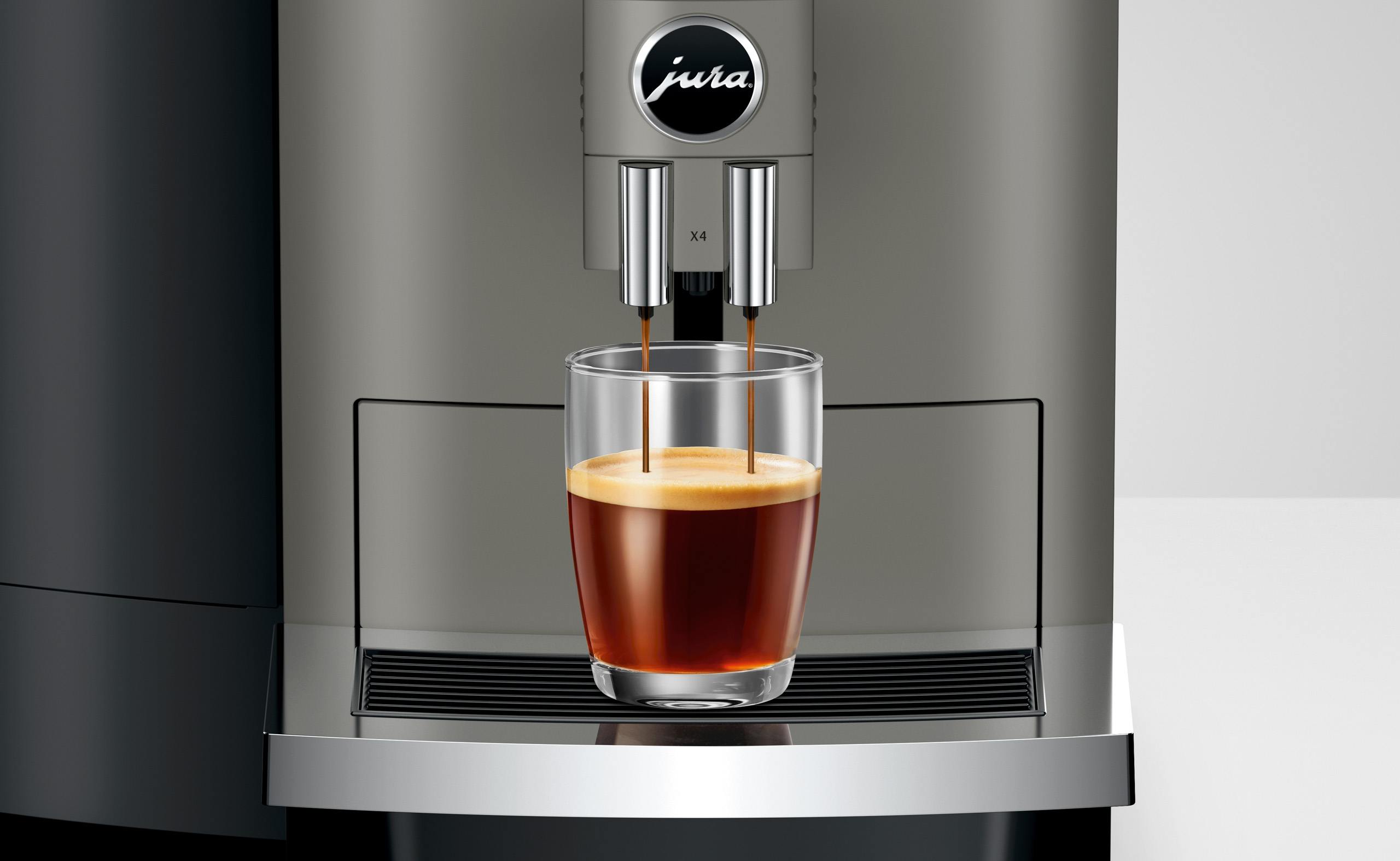 Macchina da caffè prepara un espresso in un bicchiere.