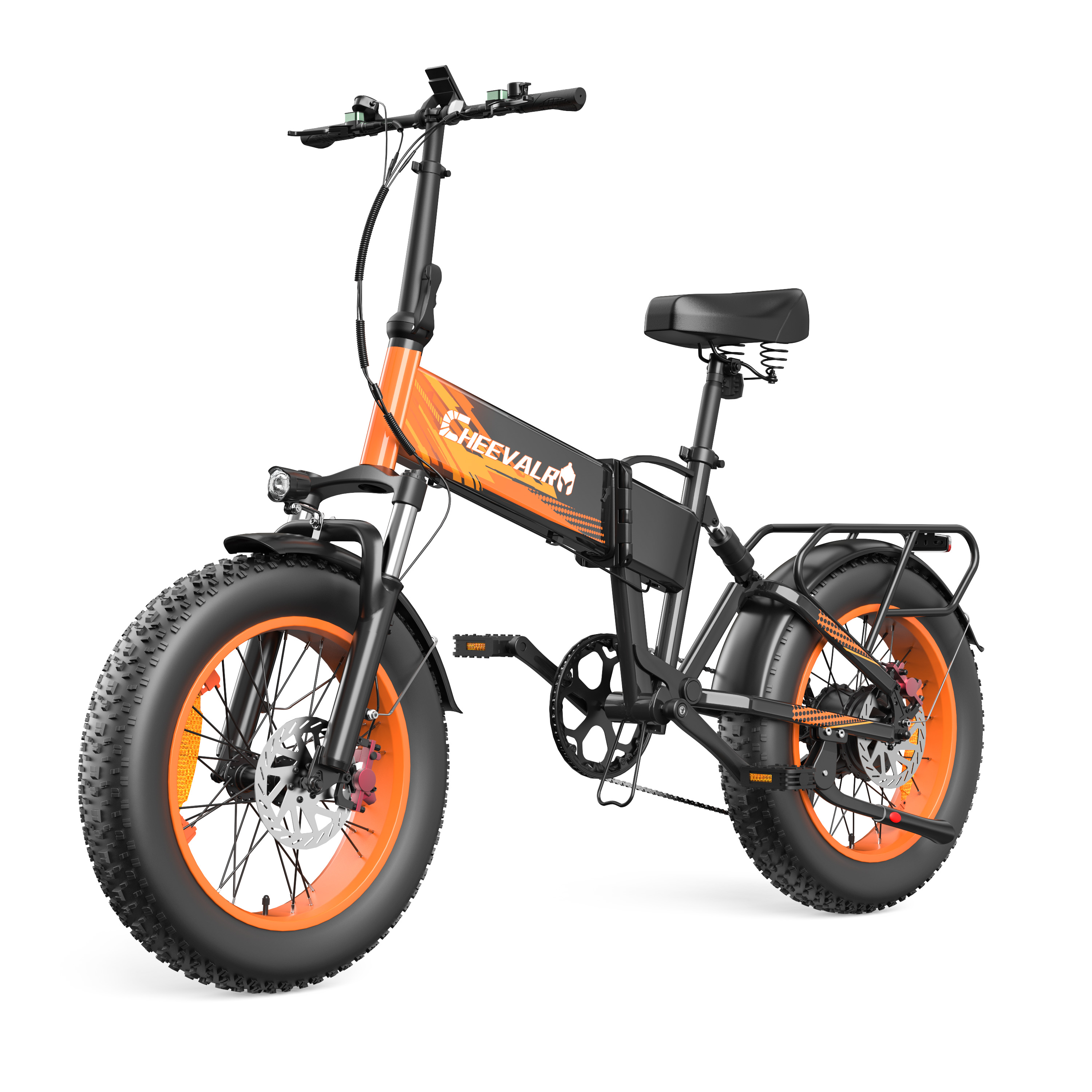 Pomarańczowo-czarny rower elektryczny fatbike z bagażnikiem, na białym tle.