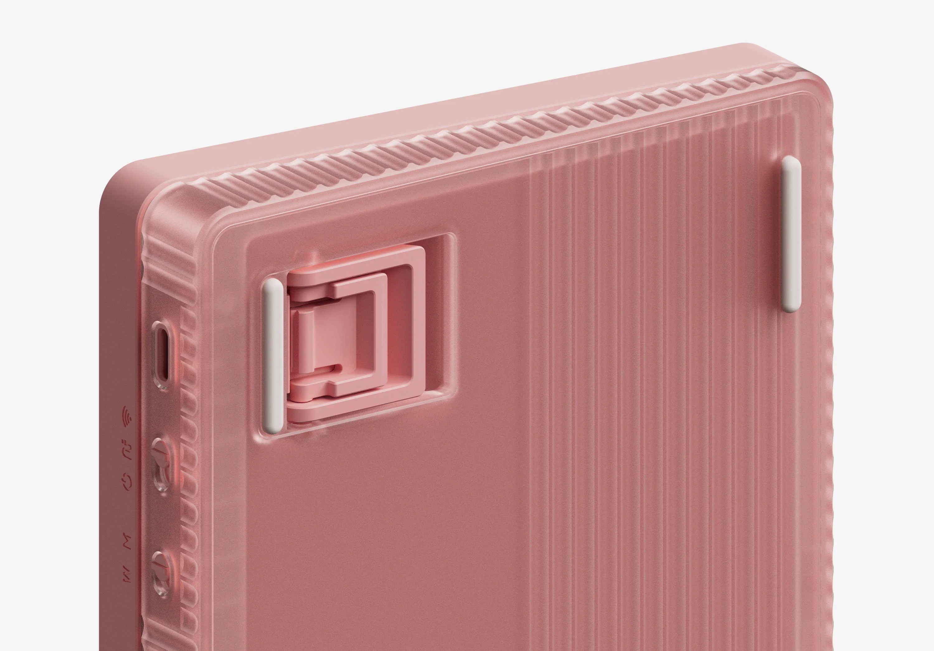 Primo piano di un dispositivo rosa con retro scanalato e meccanismo bloccabile.