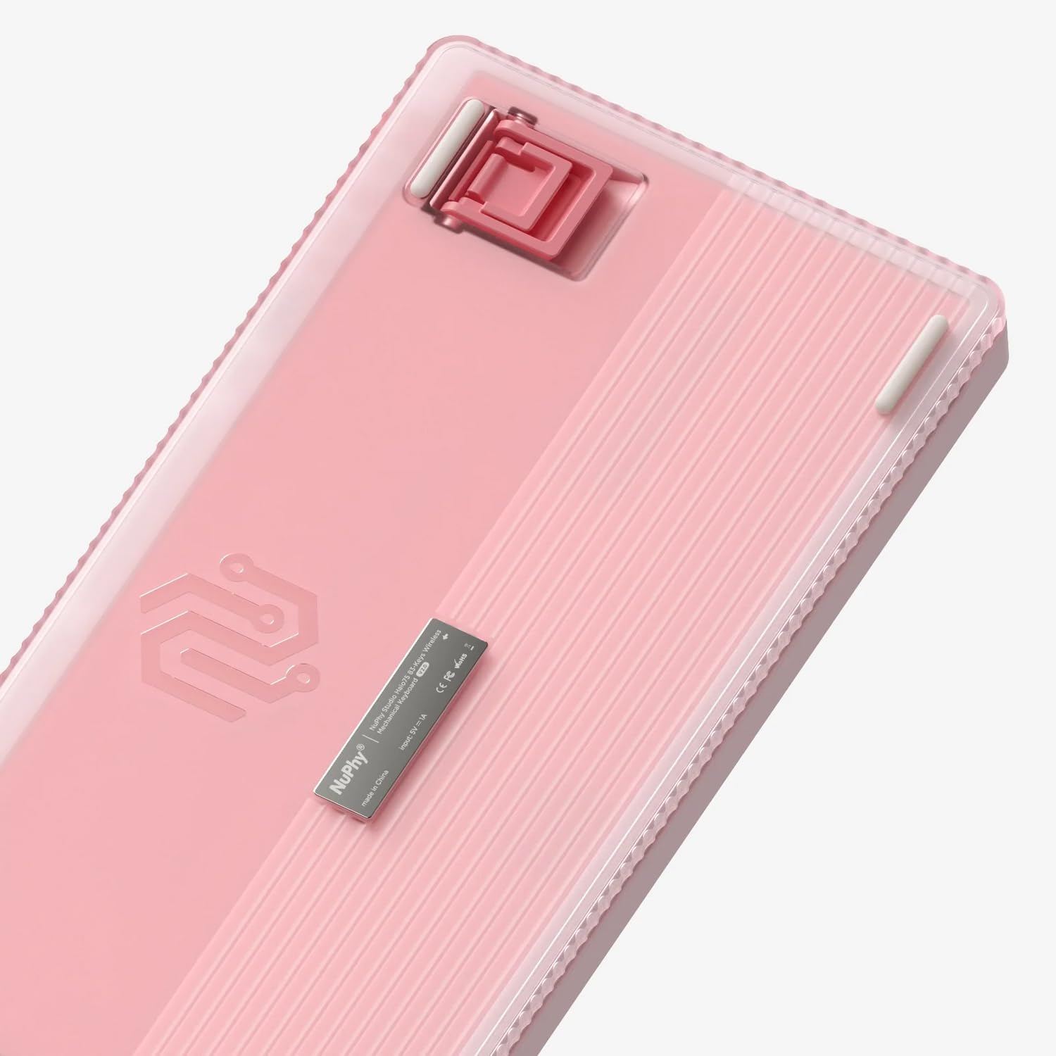 Parte inferiore di una tastiera meccanica rosa con custodia trasparente e supporto.