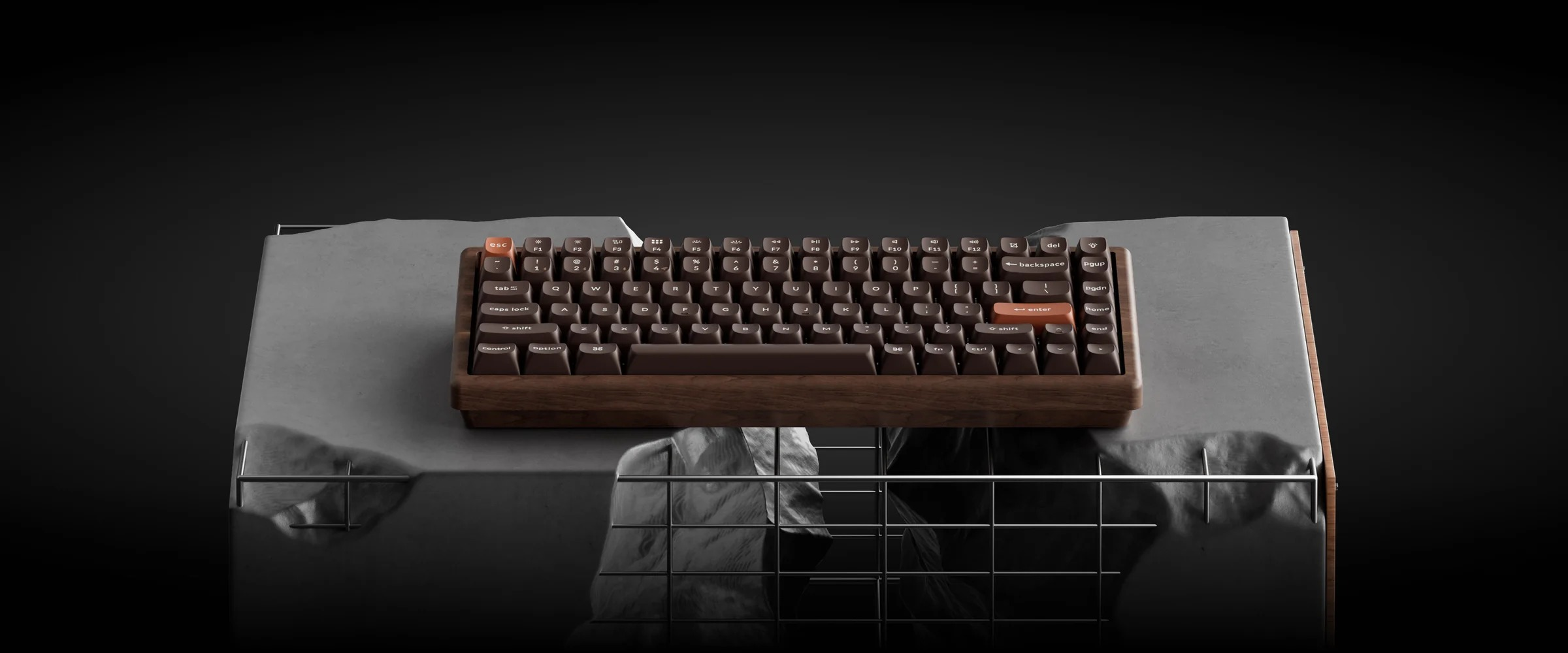 Brązowa klawiatura z drewnianymi akcentami na szarej powierzchni.