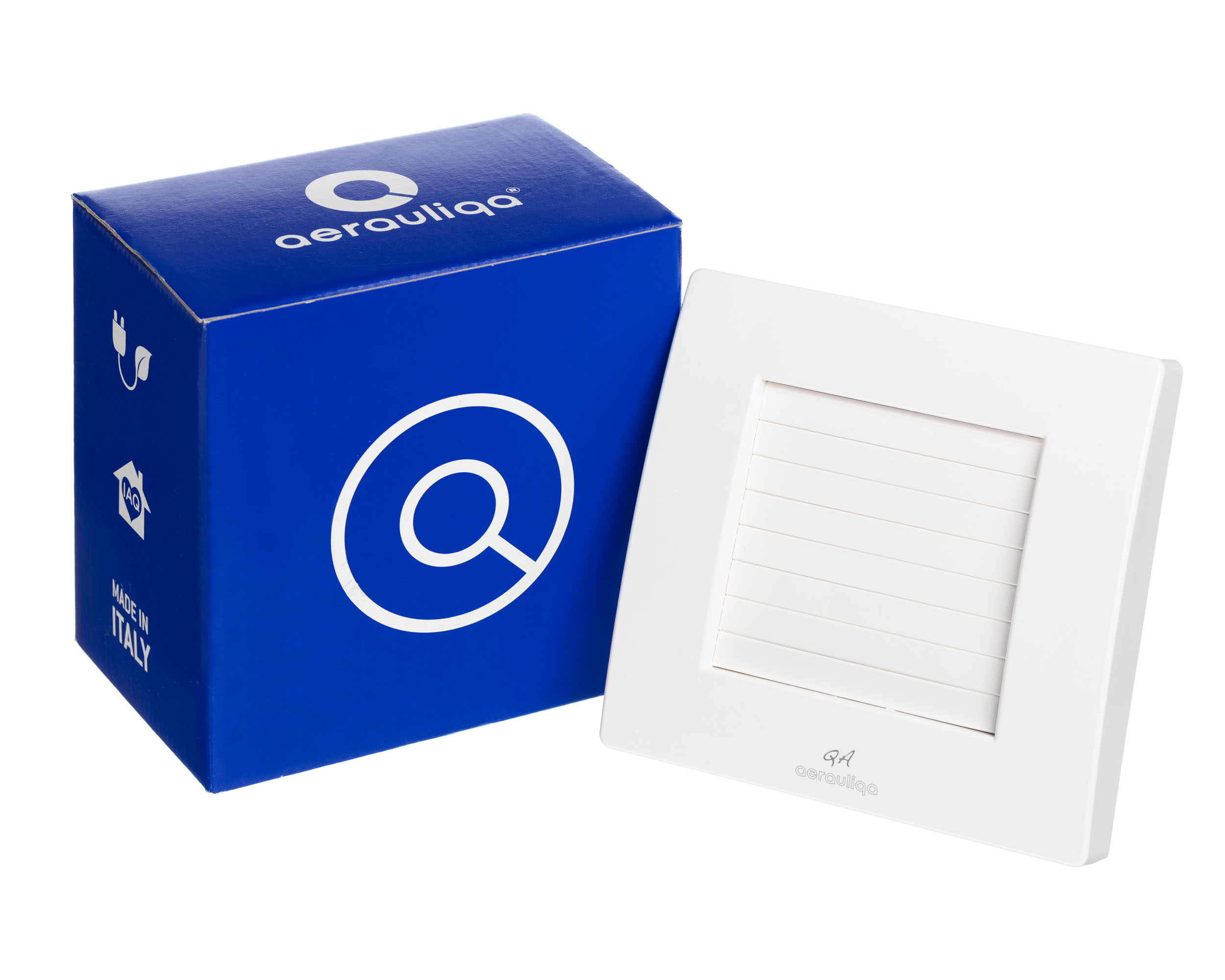 Una scatola blu con logo bianco accanto a una griglia di ventilazione bianca.