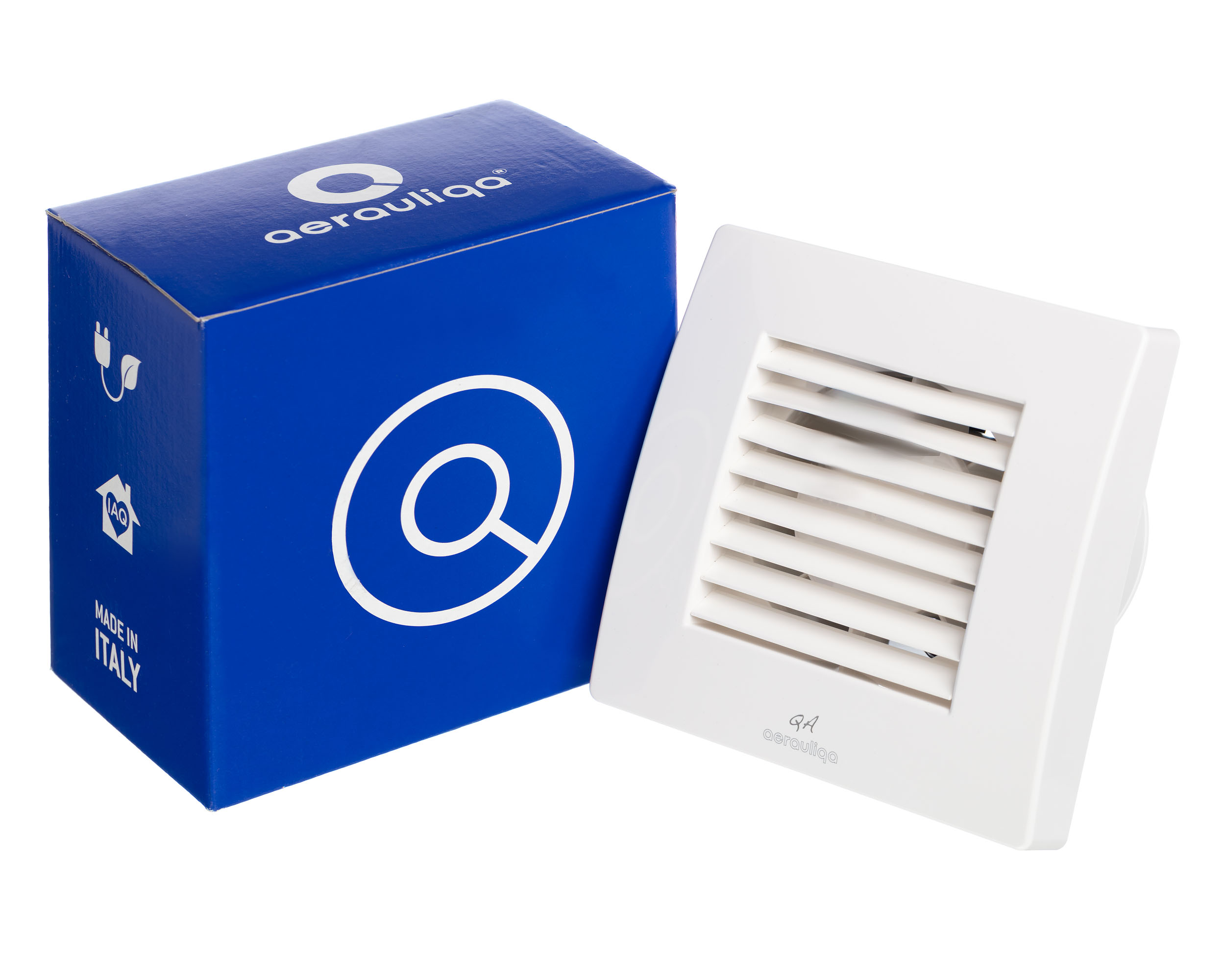 Un ventilatore bianco accanto a una scatola blu con 'aerauliqa' e 'Made in Italy'.