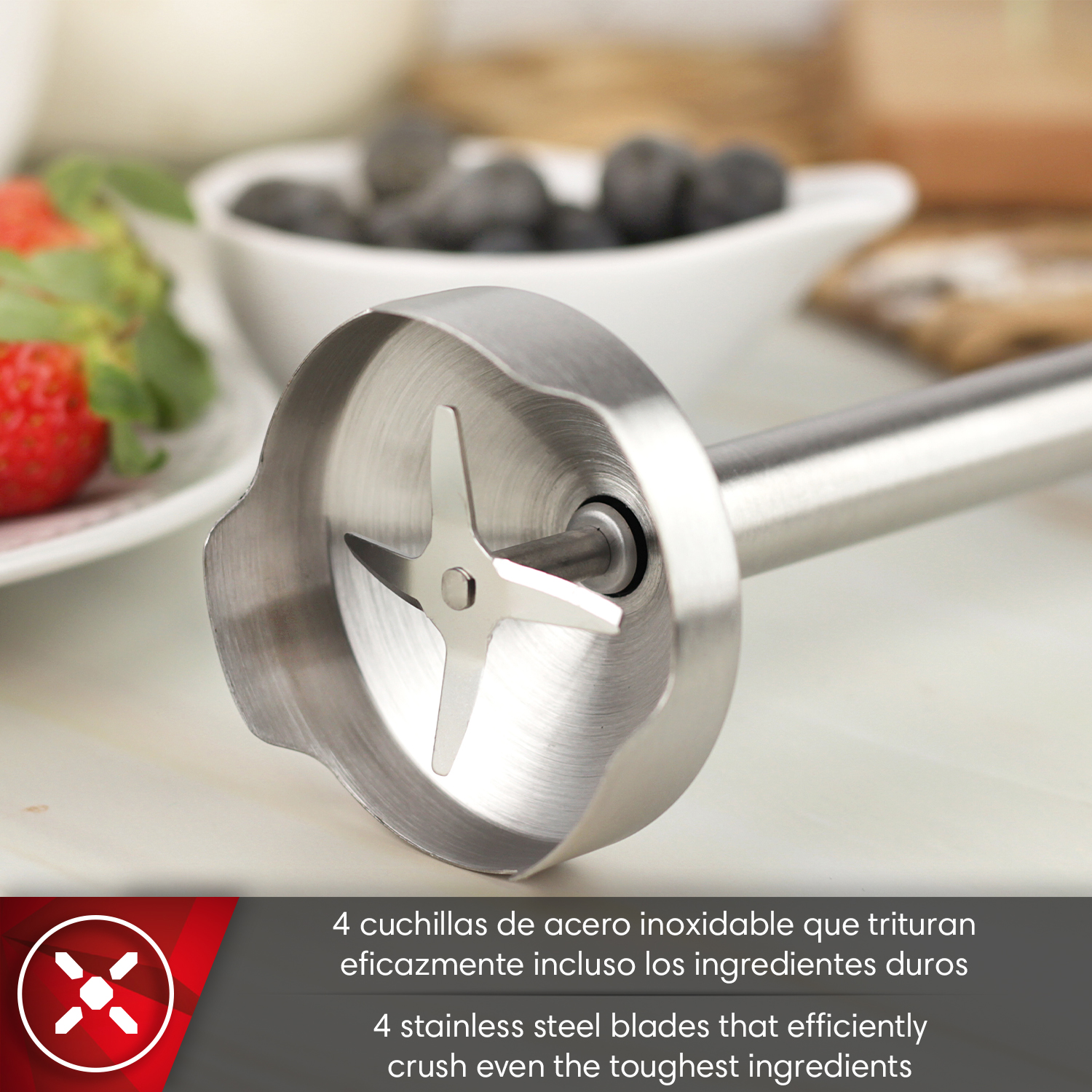 Batidora de mano con cuatro cuchillas de acero tritura fruta.