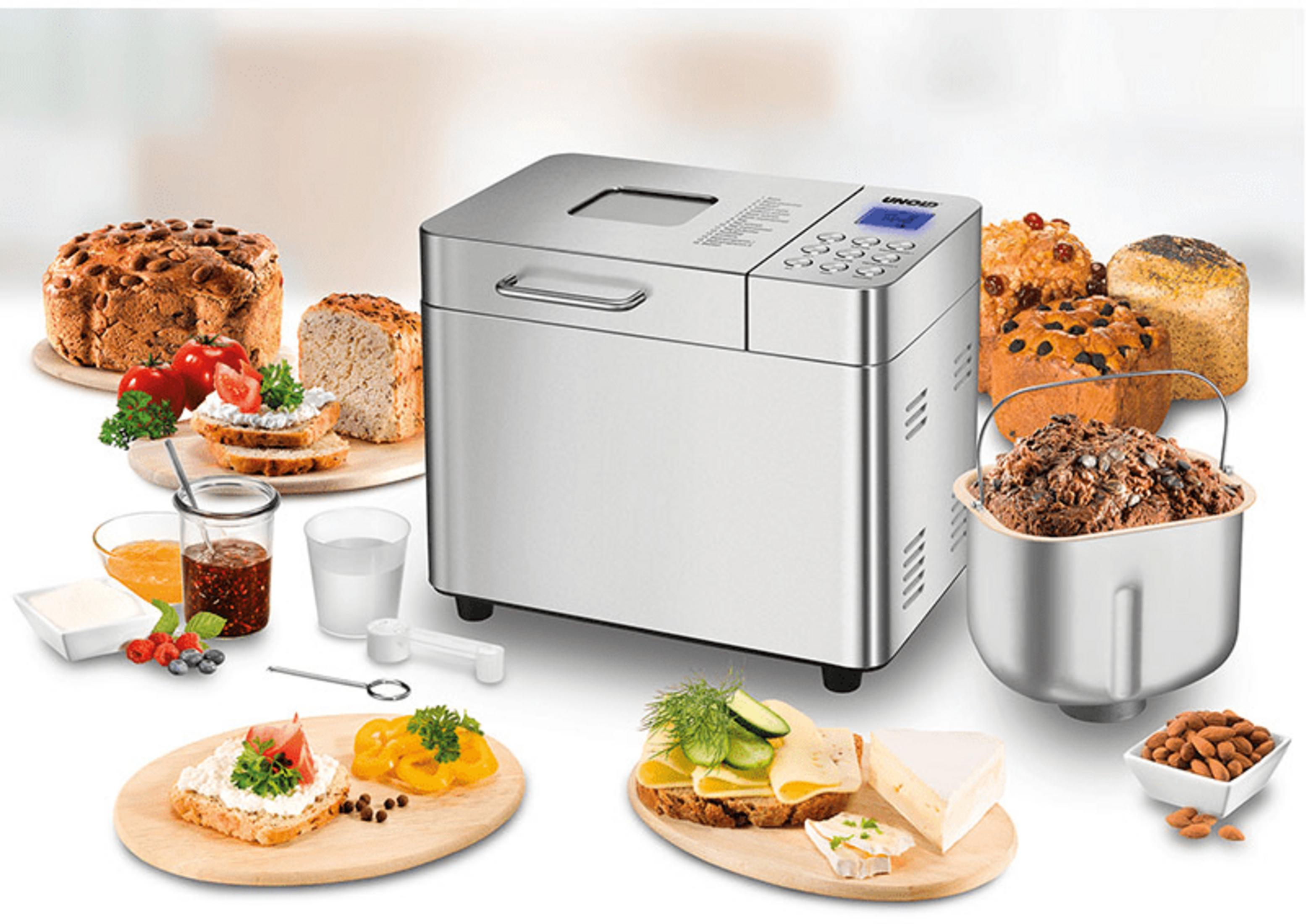 Silberne Brotbackmaschine mit verschiedenen Broten, Belägen und Zutaten.