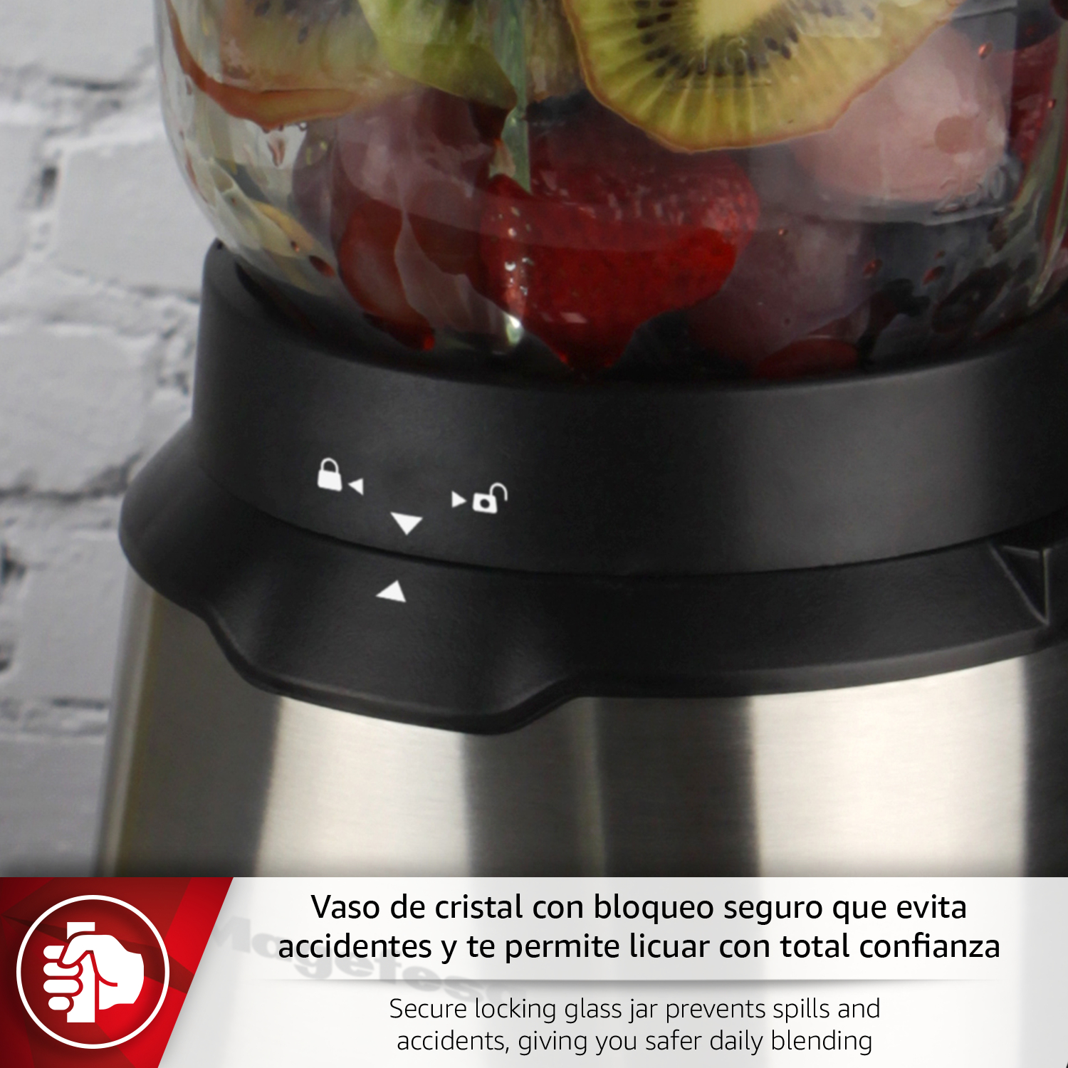 Vaso de licuadora de vidrio con fresas, uvas y kiwi.