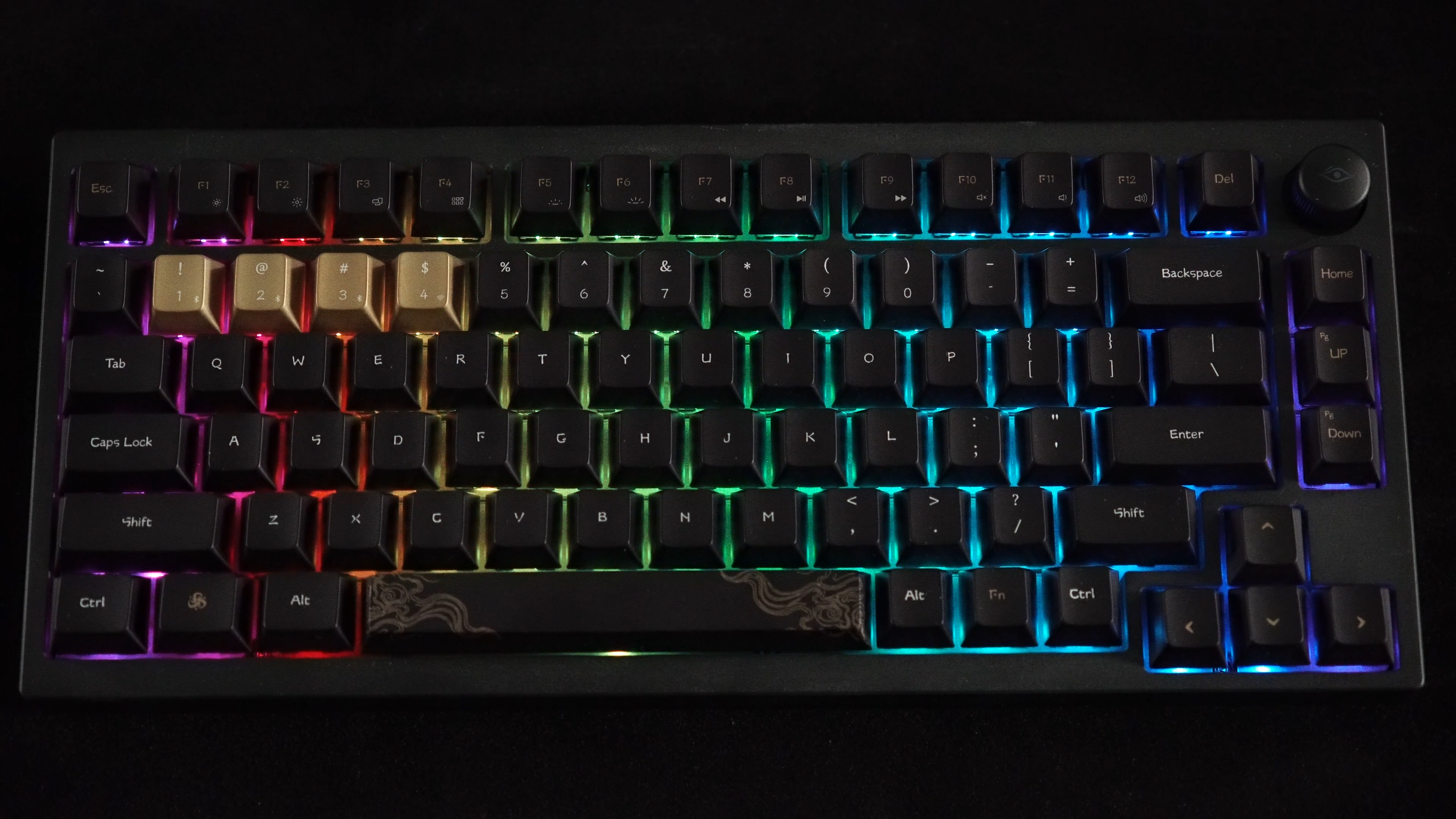 Una tastiera nera con retroilluminazione RGB e tasti color oro 1, 2, 3, 4.