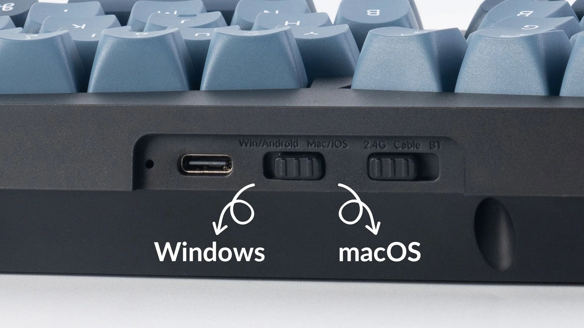 Zbliżenie klawiatury pokazujące port USB-C oraz przełączniki Windows/Android i Mac/iOS.