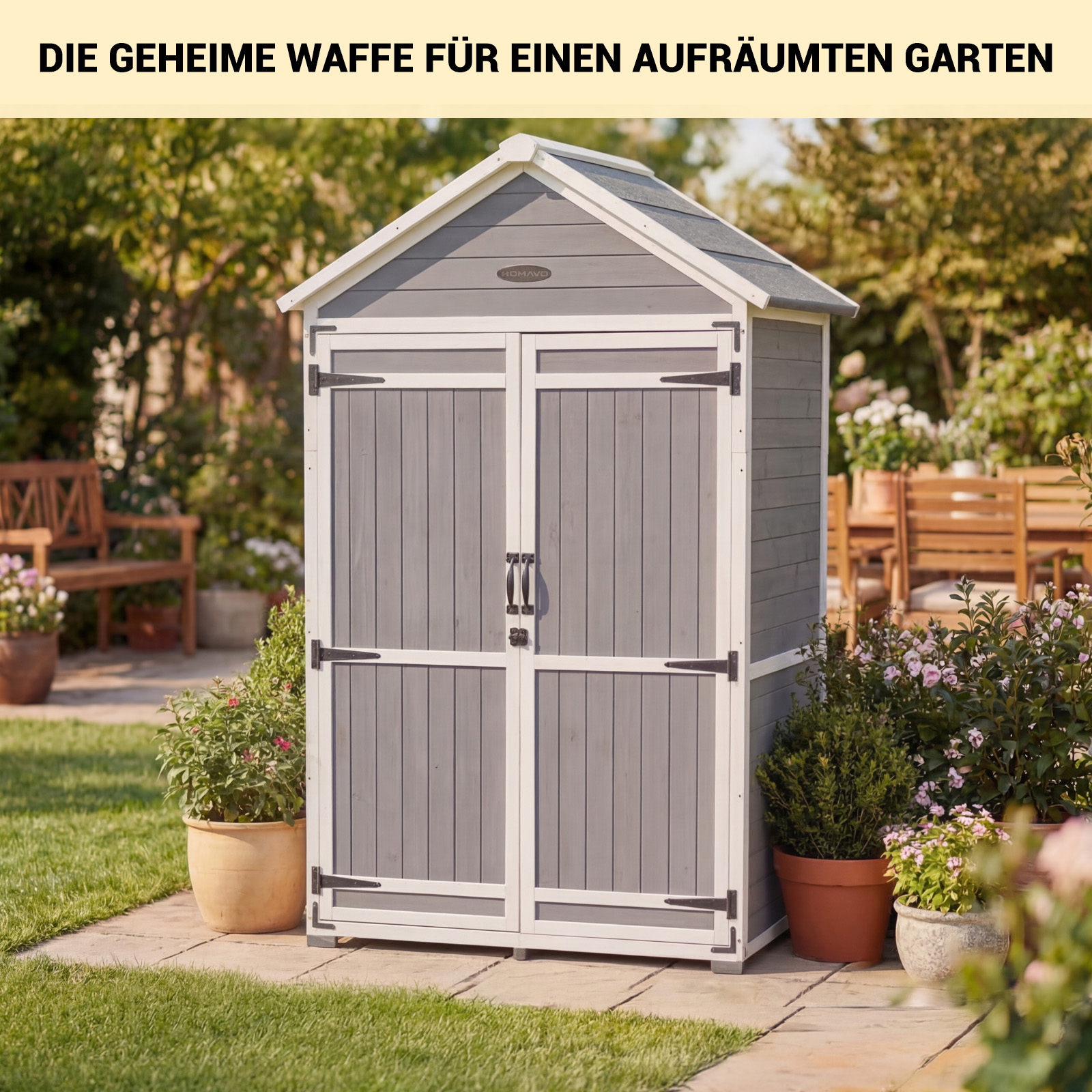 Grauer Gartenschuppen mit weißen Akzenten, daneben Pflanzen und Sitzmöbel.