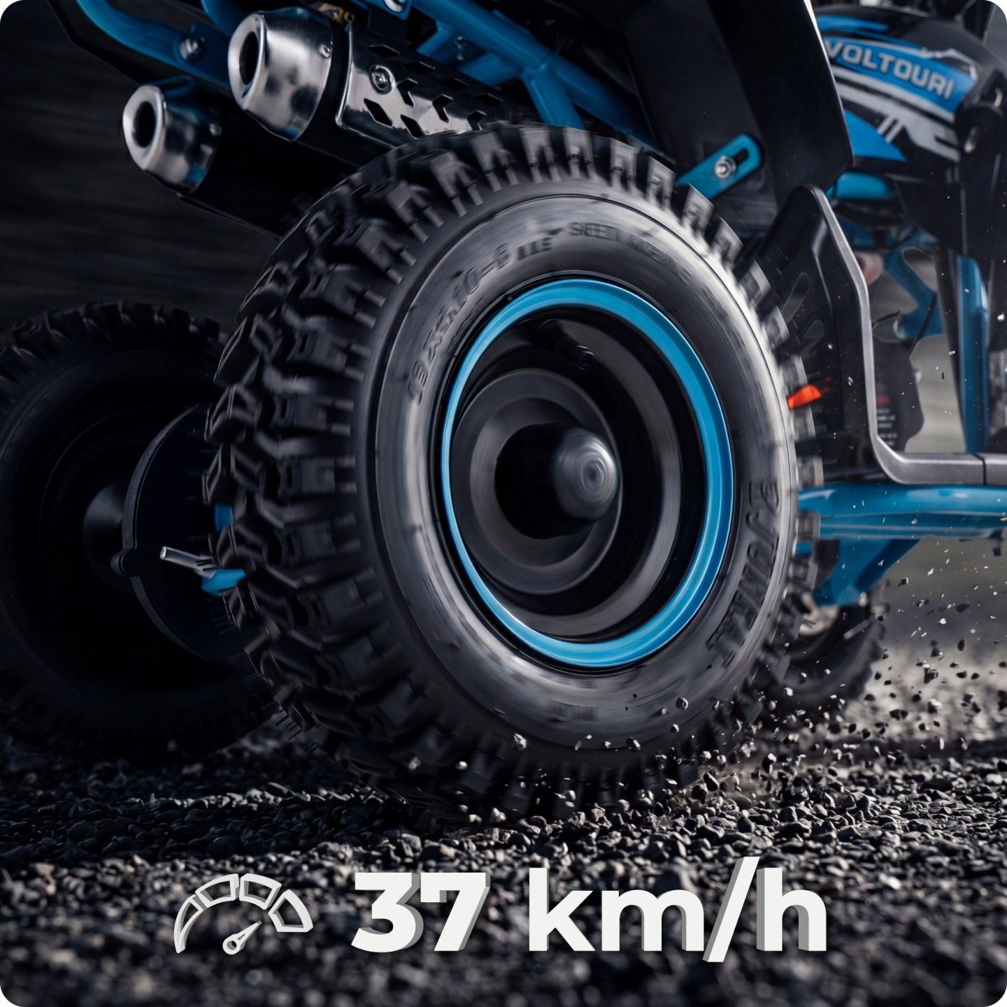 Niebieski quad jedzie po żwirze z prędkością 37 km/h.
