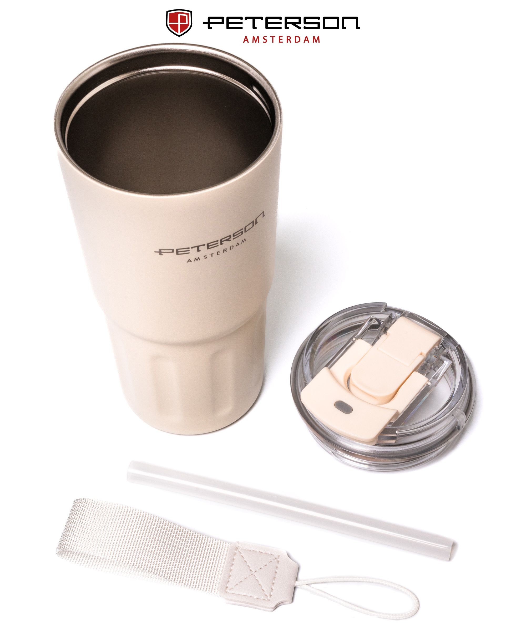 Beżowy kubek z pokrywką, słomką i paskiem. Logo Peterson Amsterdam.
