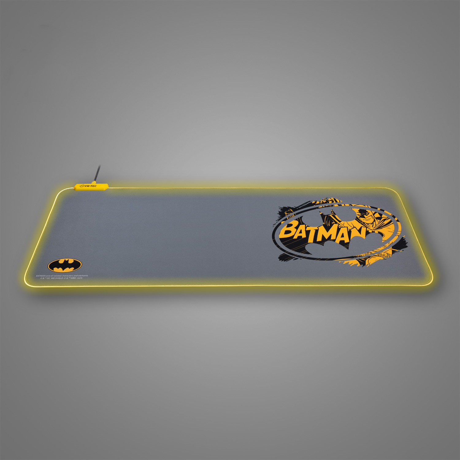 Alfombrilla de ratón gris con logo amarillo de Batman y borde iluminado.