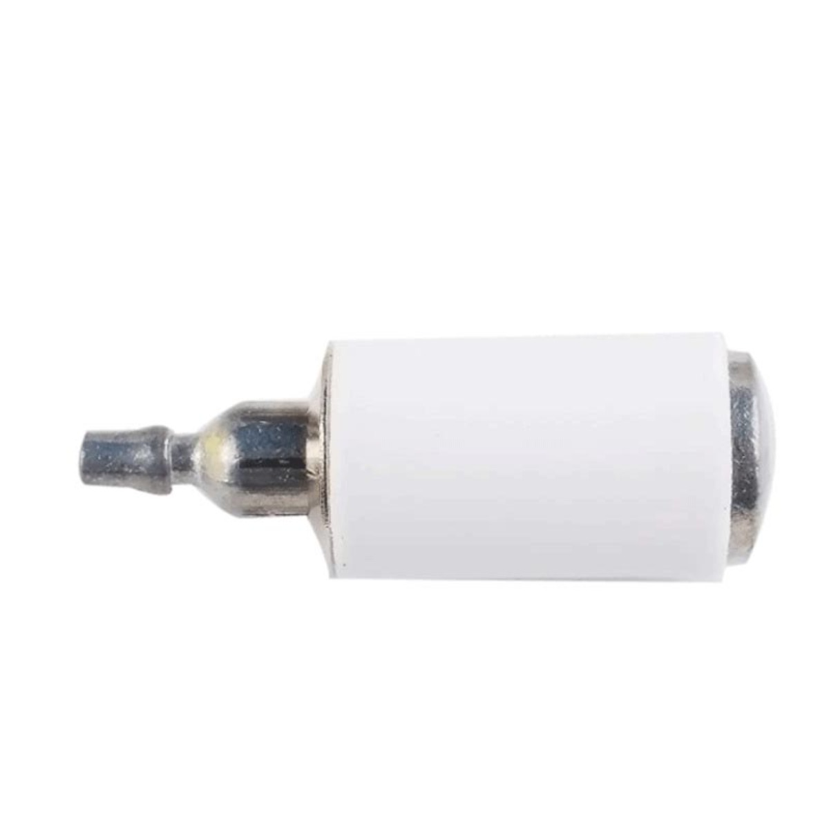 Un filtro carburante bianco con connettori argentati su sfondo bianco.