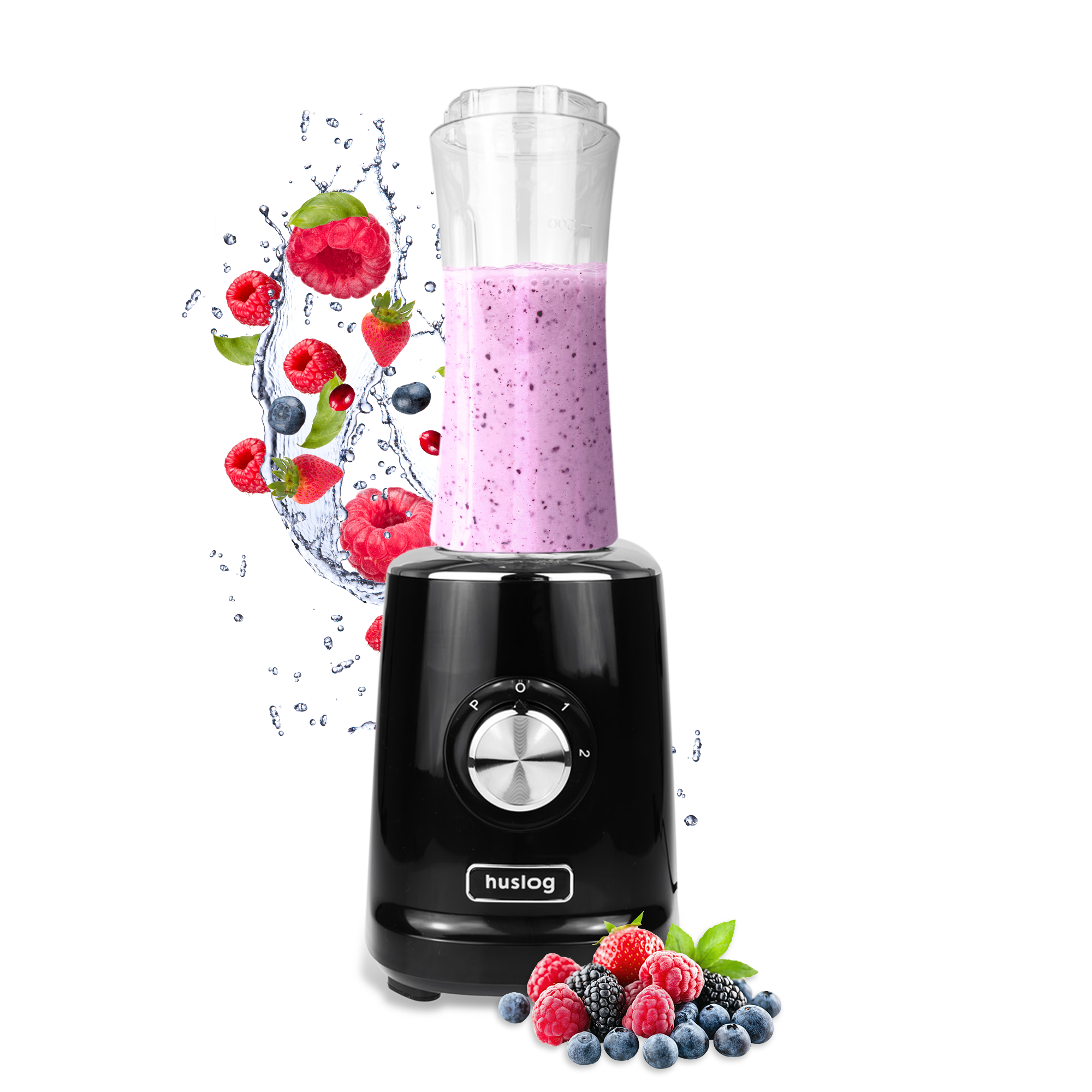 Czarny blender z jagodami i rozpryskami wody. Na górze szklanka smoothie.