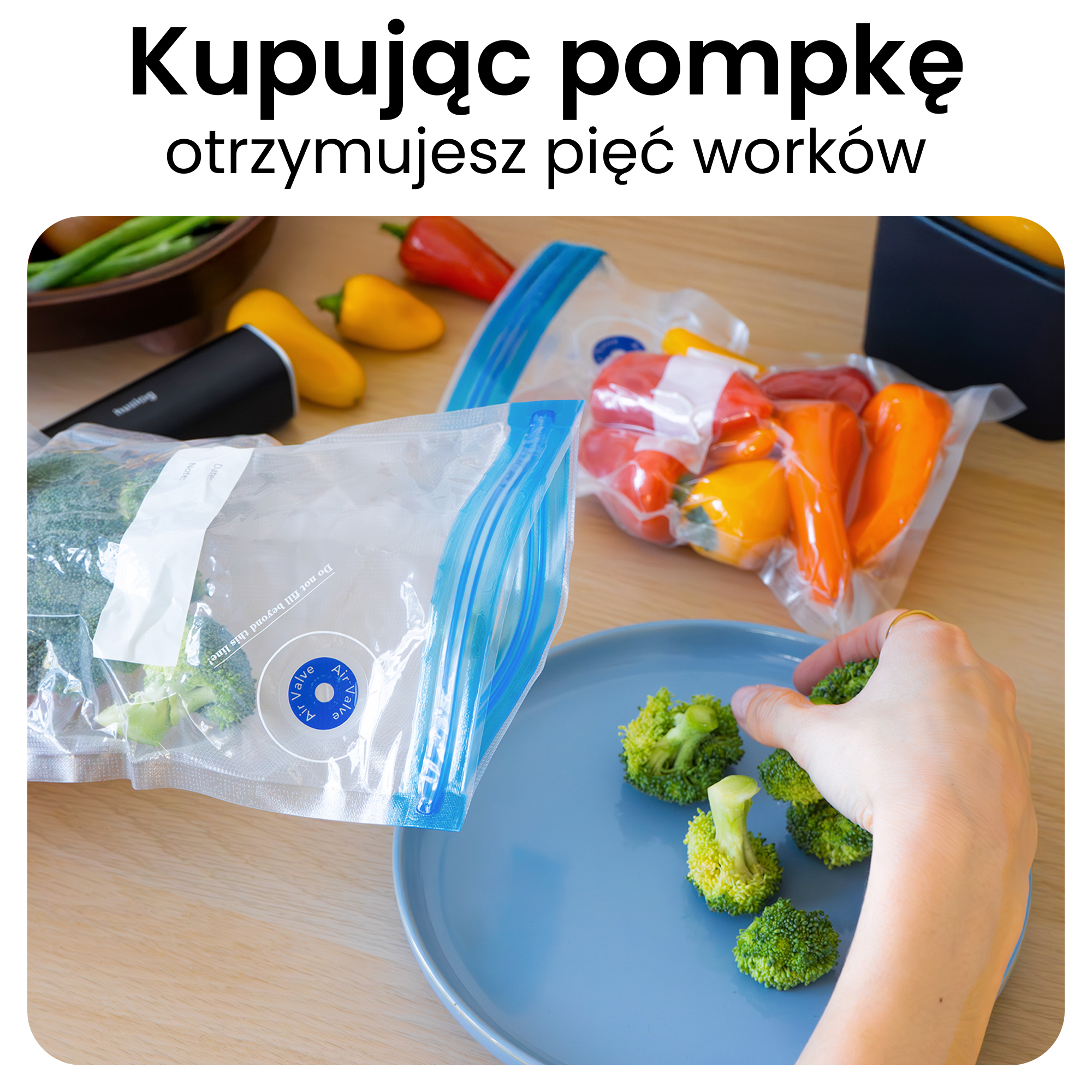 Brokuły i papryki są pakowane próżniowo, obok leży pakowarka próżniowa.